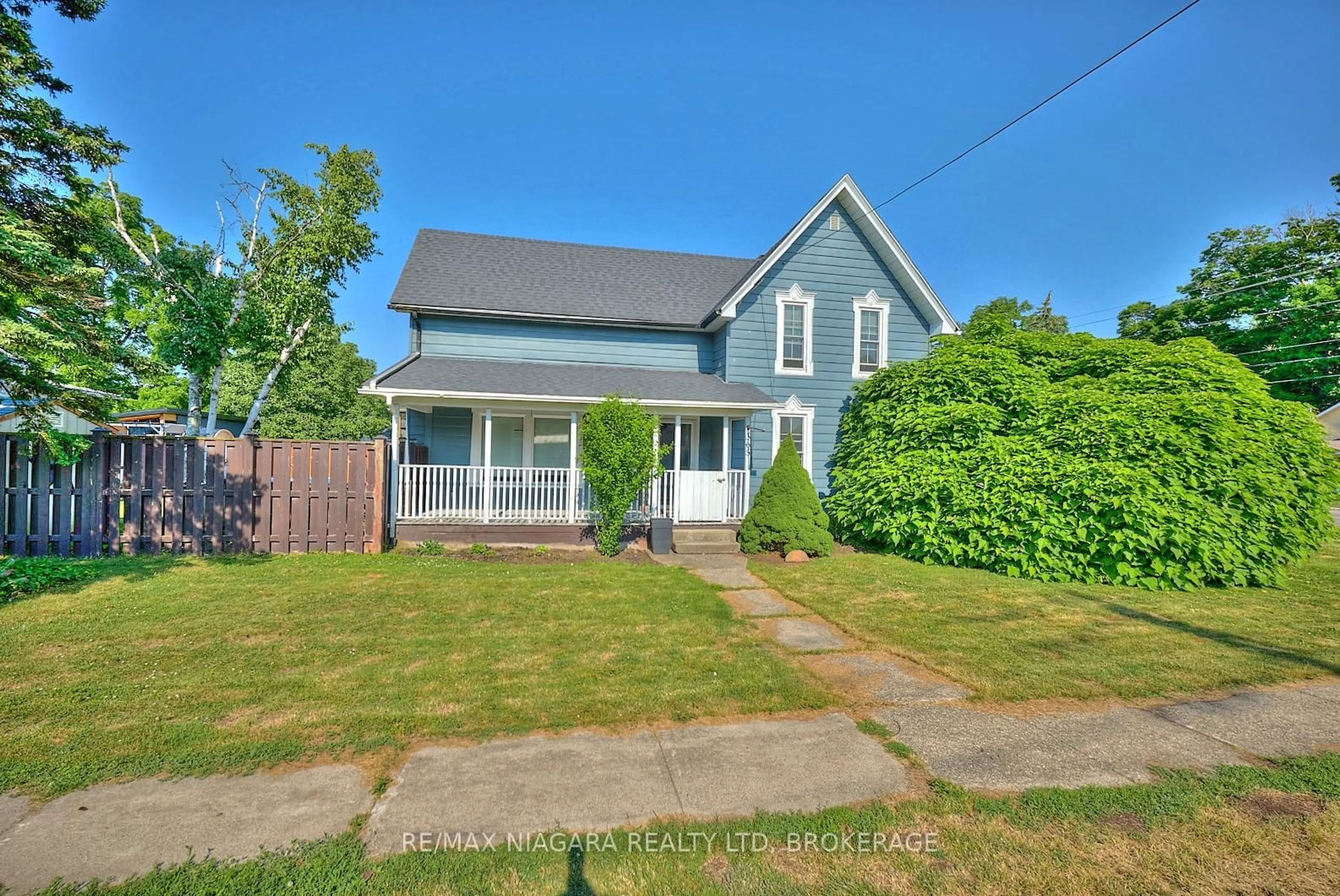 A pic from outside/outdoor area/front of a property/back of a property/a pic from drone, street for 365 South Mill St, Fort Erie Ontario L0S 1N0