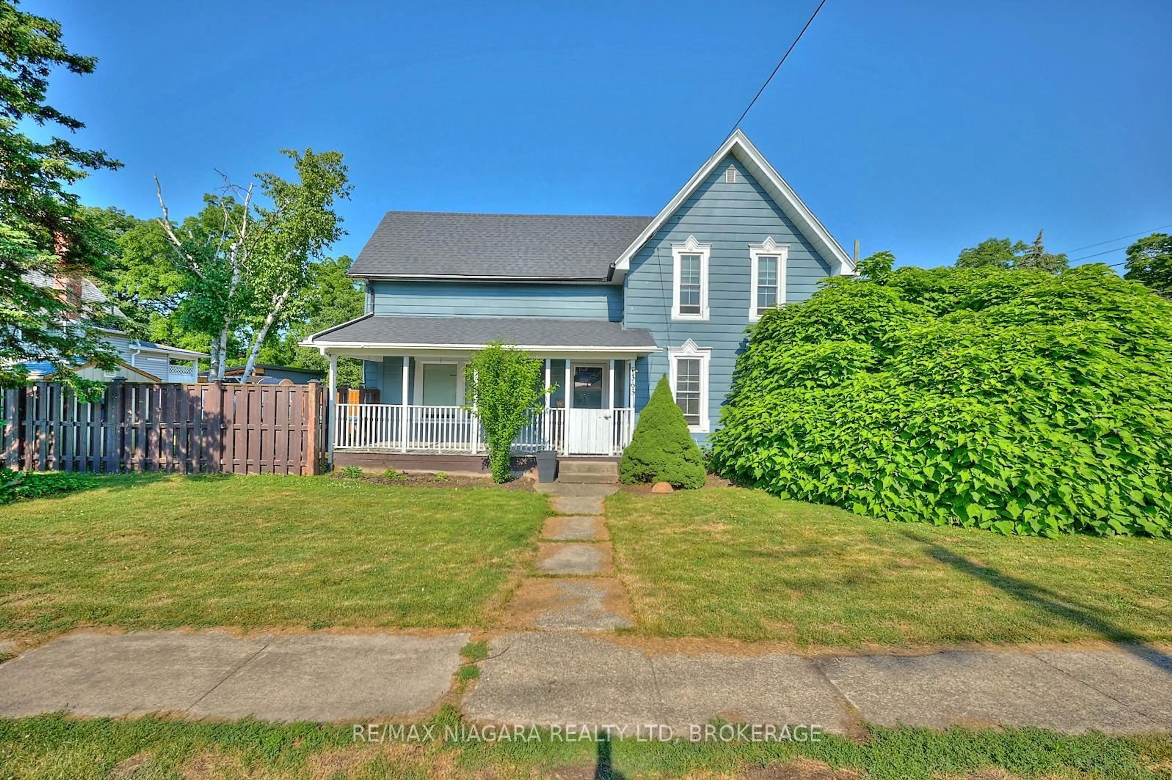 A pic from outside/outdoor area/front of a property/back of a property/a pic from drone, street for 365 South Mill St, Fort Erie Ontario L0S 1N0