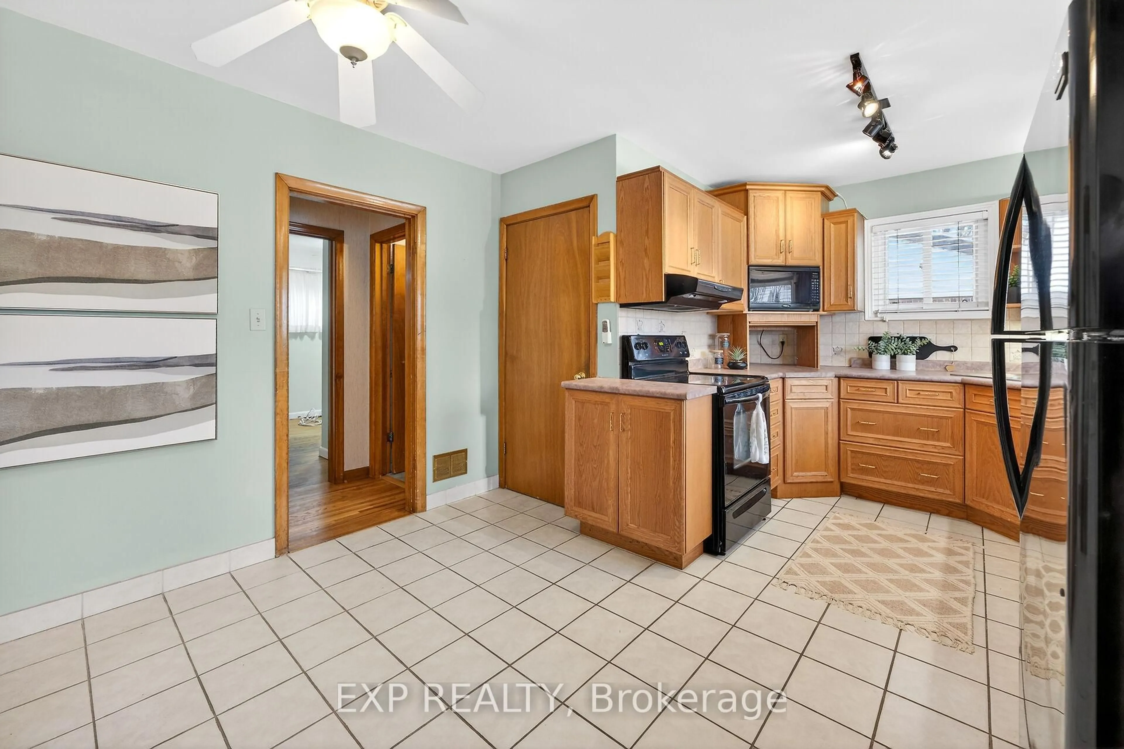 Standard kitchen, ceramic/tile floor for 126 West 4th St, Hamilton Ontario L9C 3N2
