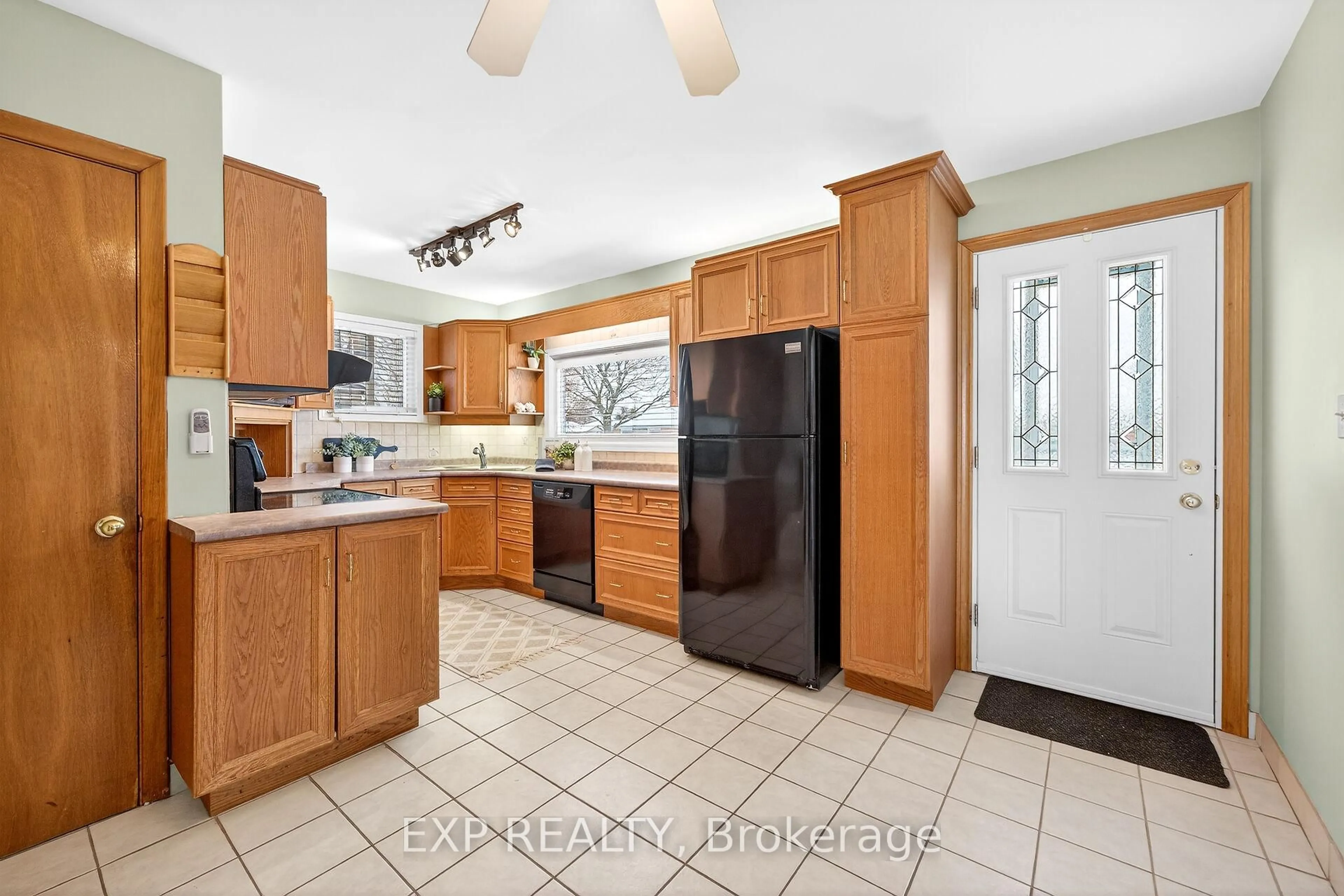 Standard kitchen, ceramic/tile floor for 126 West 4th St, Hamilton Ontario L9C 3N2