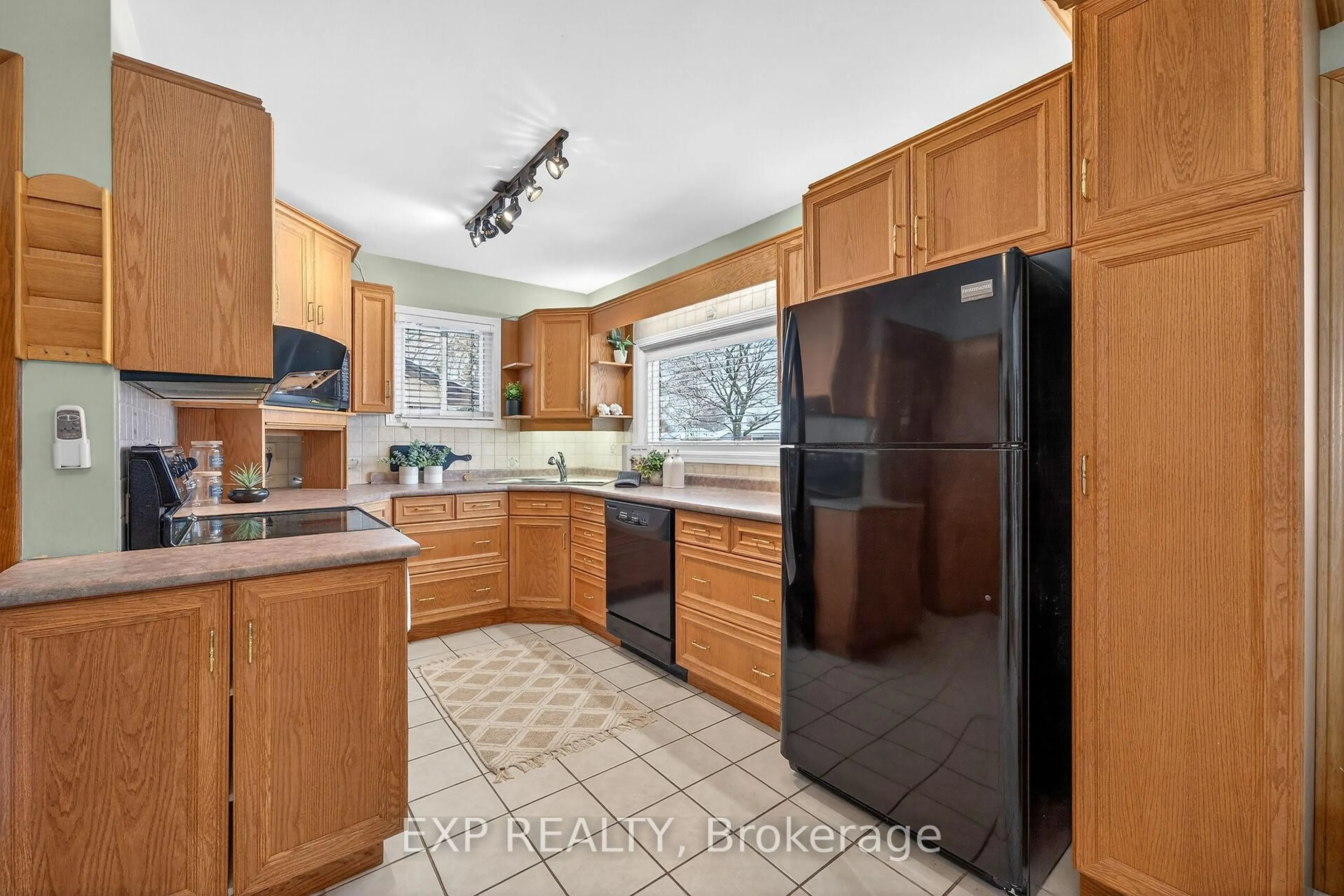 Standard kitchen, ceramic/tile floor for 126 West 4th St, Hamilton Ontario L9C 3N2