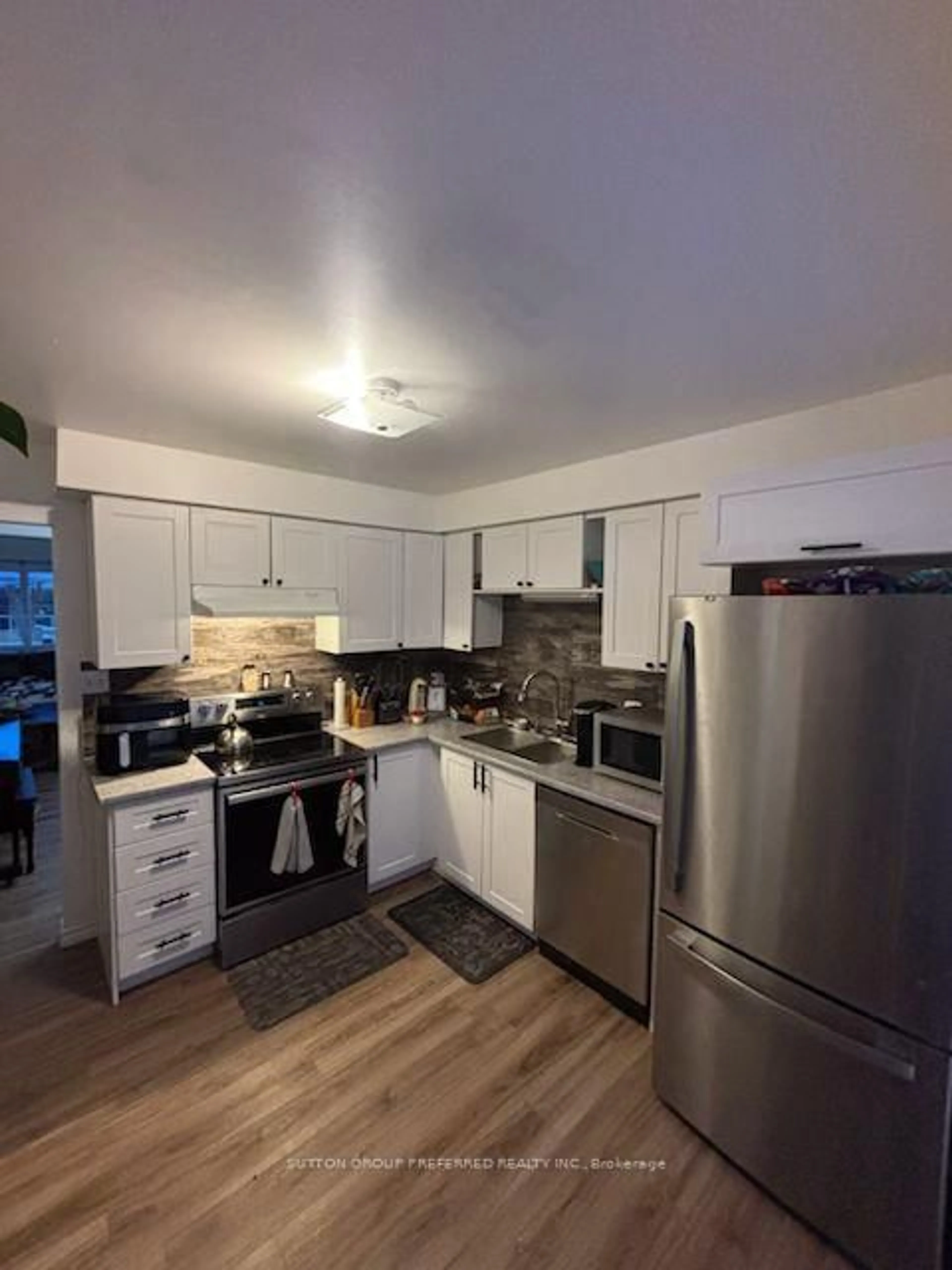Standard kitchen, wood/laminate floor for 595 Third St #77, London East Ontario N5V 4A1