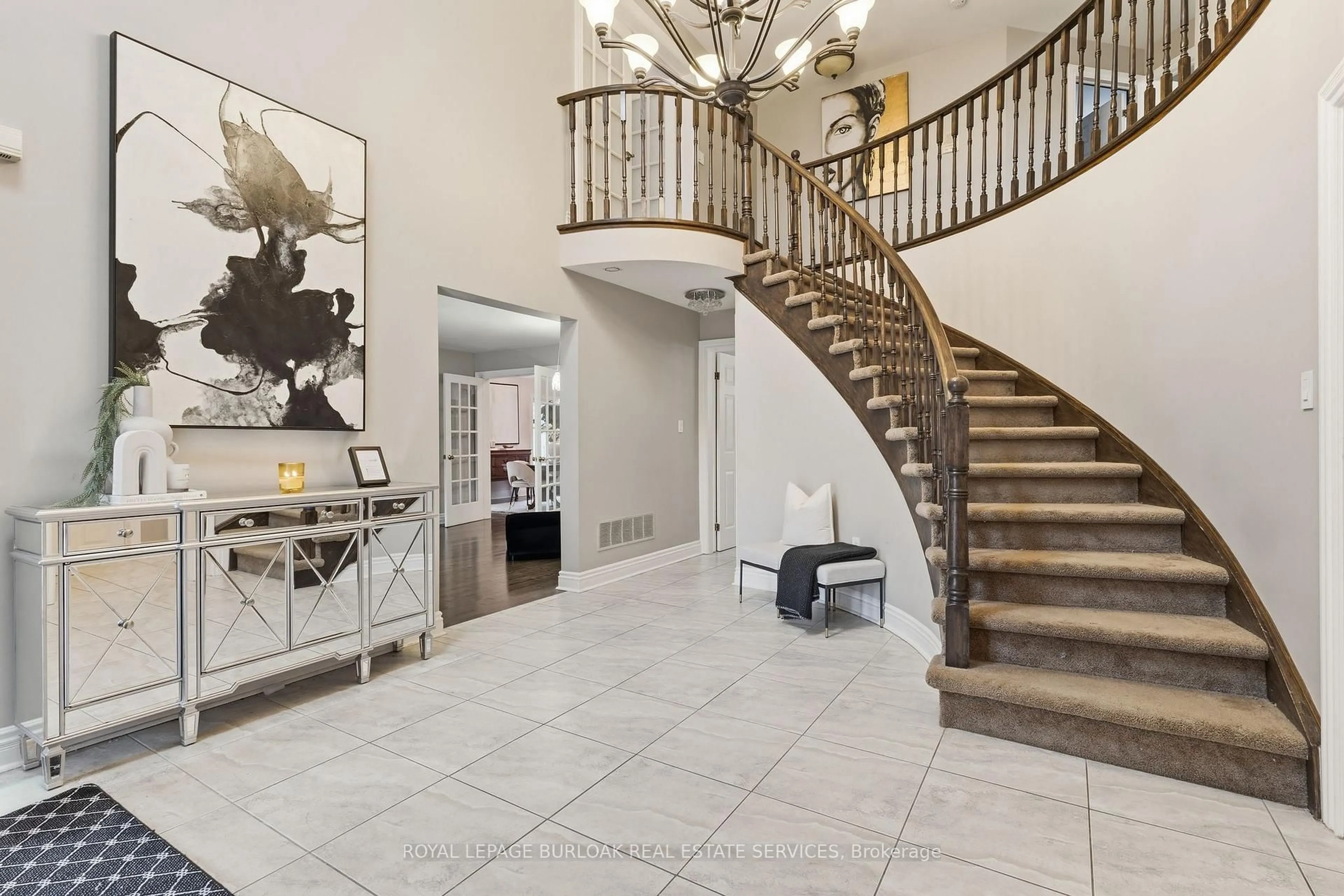 Indoor foyer for 117 Miller Dr, Hamilton Ontario L9G 4W2