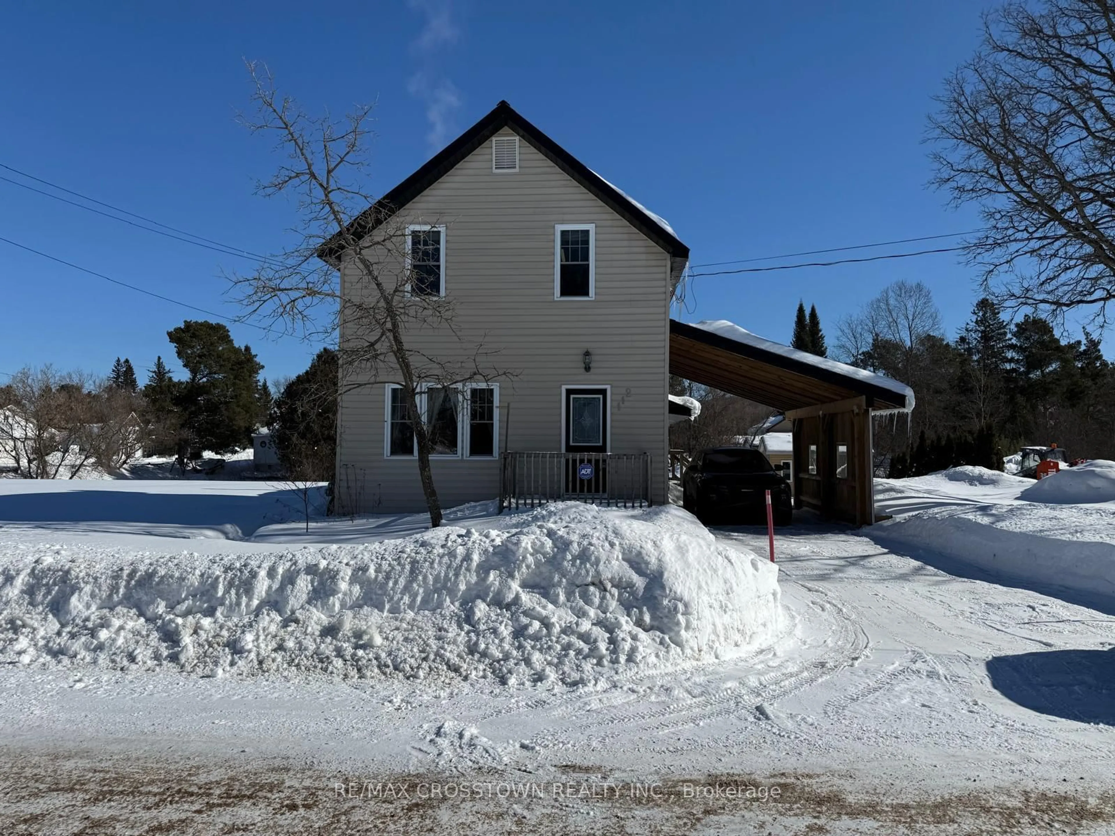 A pic from outside/outdoor area/front of a property/back of a property/a pic from drone, building for 112 Arthur St, Powassan Ontario P0H 2L0