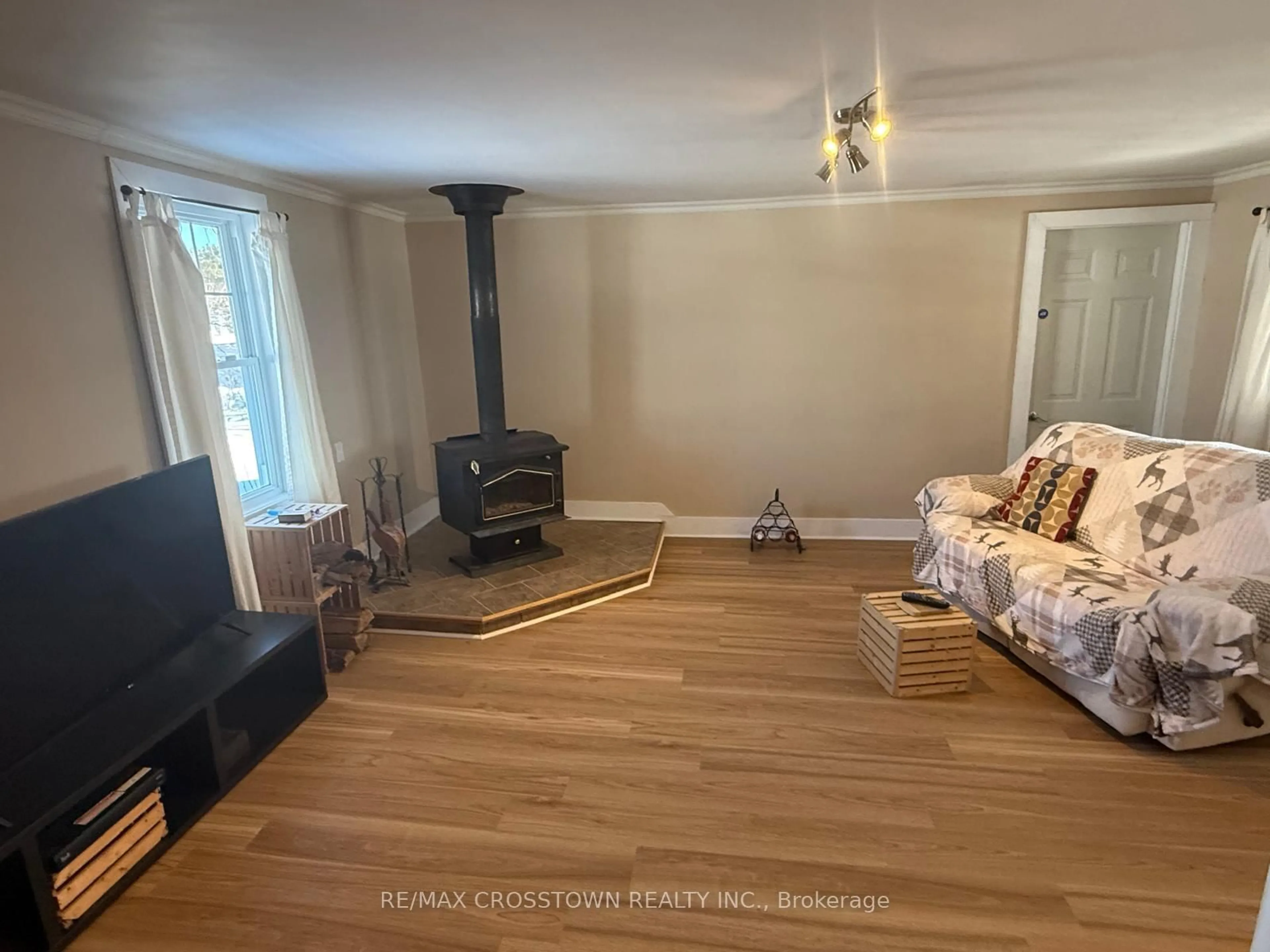 A pic of a room for 112 Arthur St, Powassan Ontario P0H 2L0