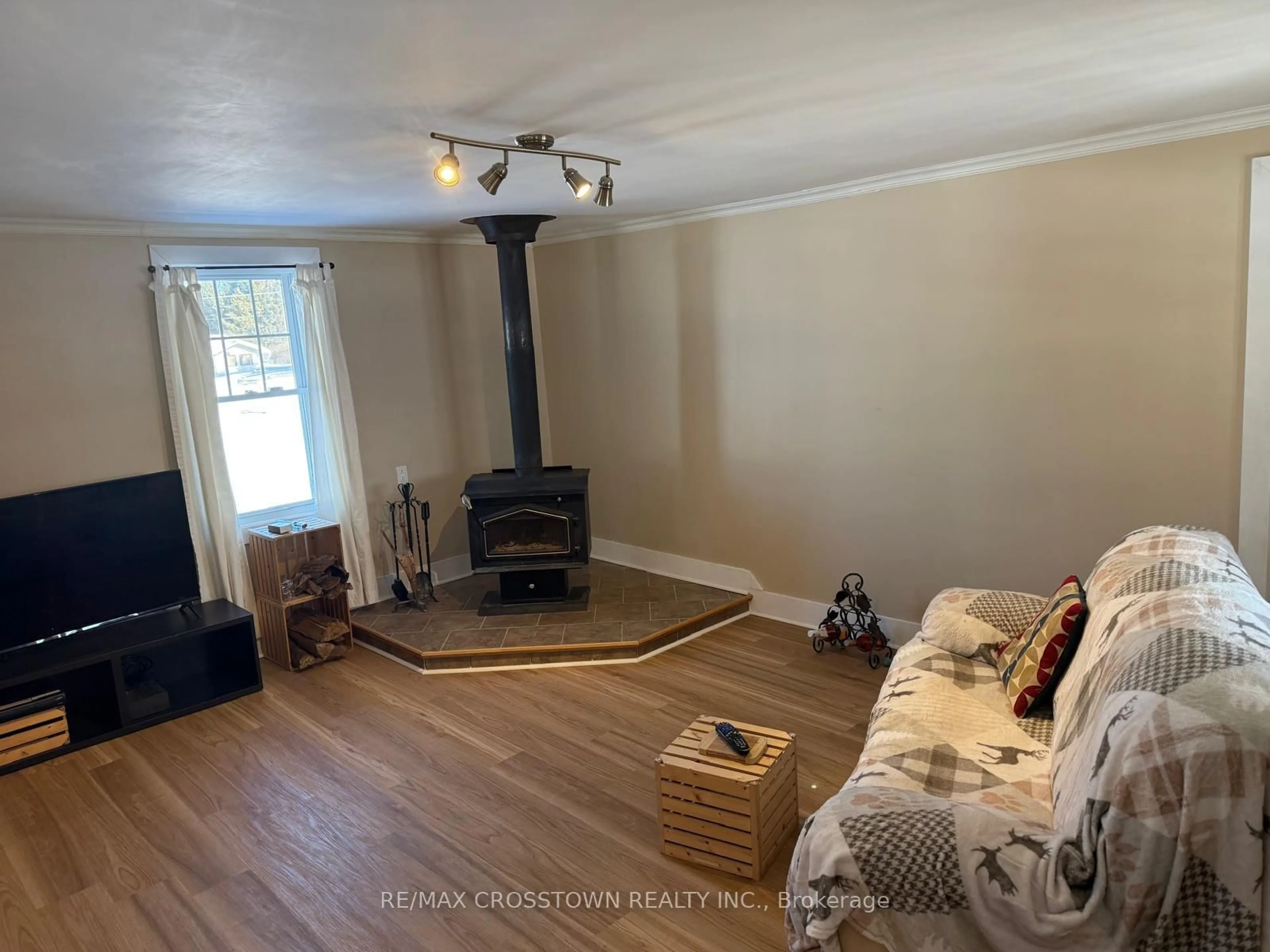 A pic of a room for 112 Arthur St, Powassan Ontario P0H 2L0