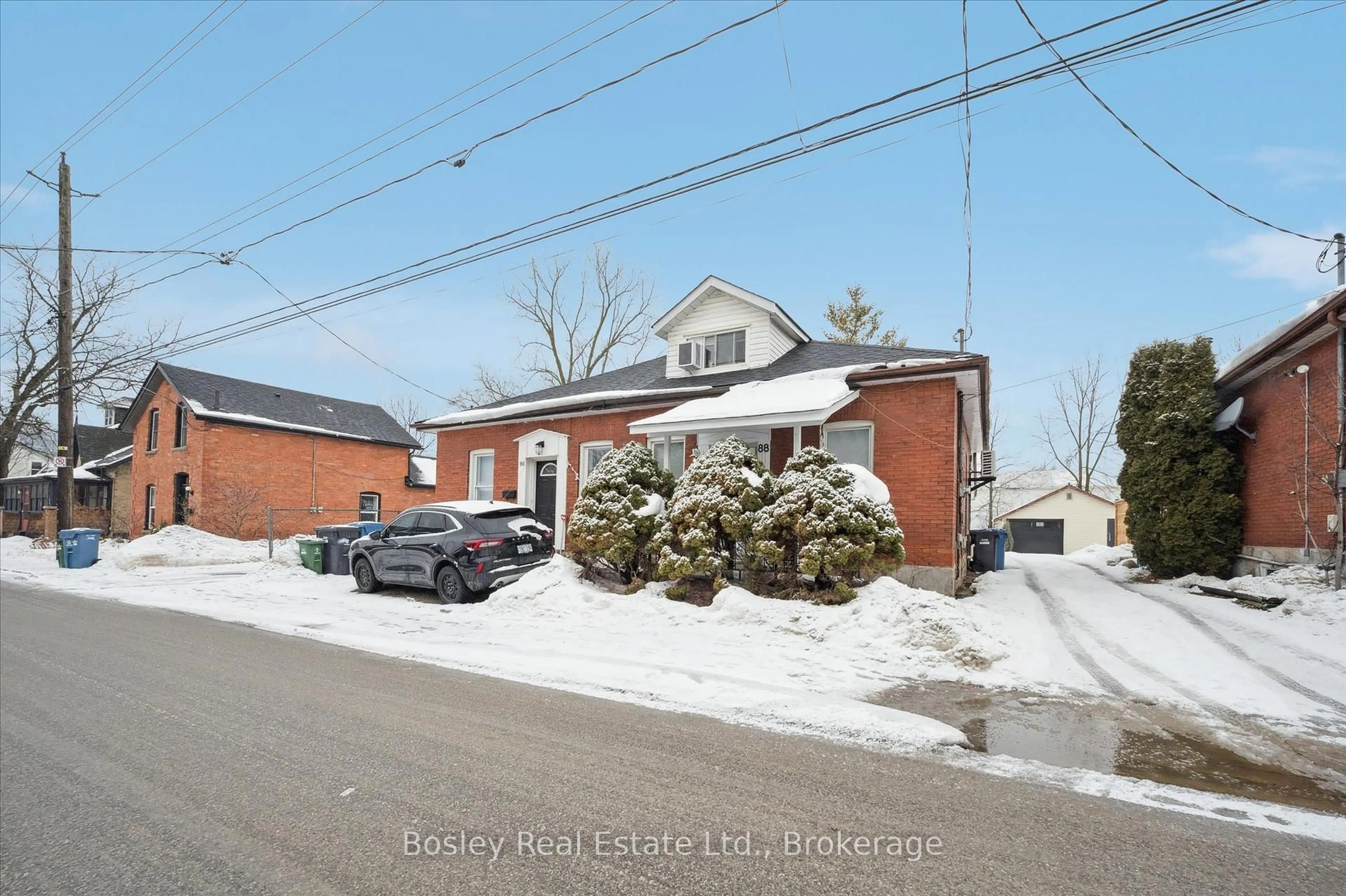 A pic from outside/outdoor area/front of a property/back of a property/a pic from drone, street for 86-88 Alice St, Guelph Ontario N1E 2Z8