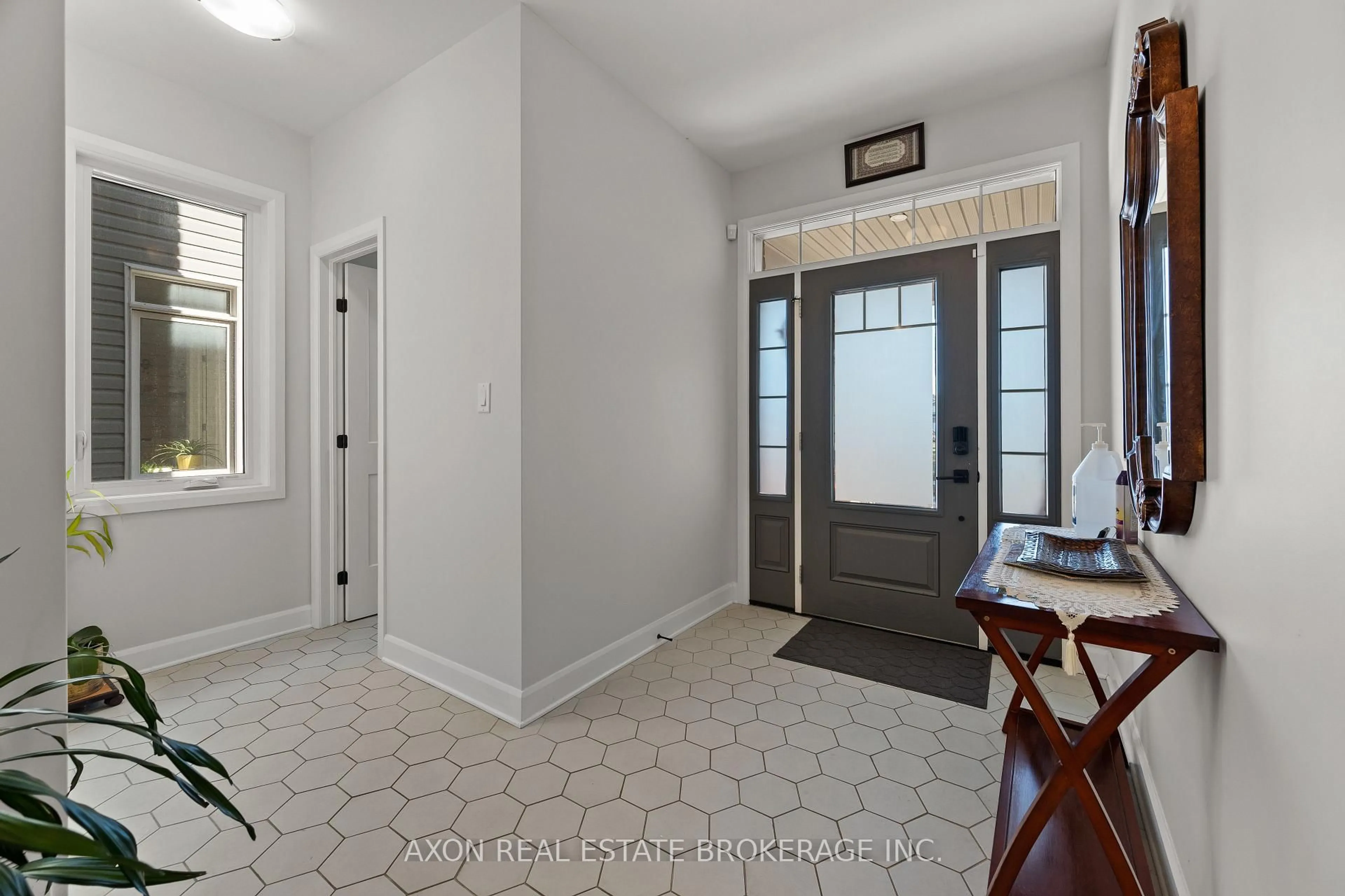 Indoor entryway for 1371 Andersen Dr, Kingston Ontario K7P 0C6