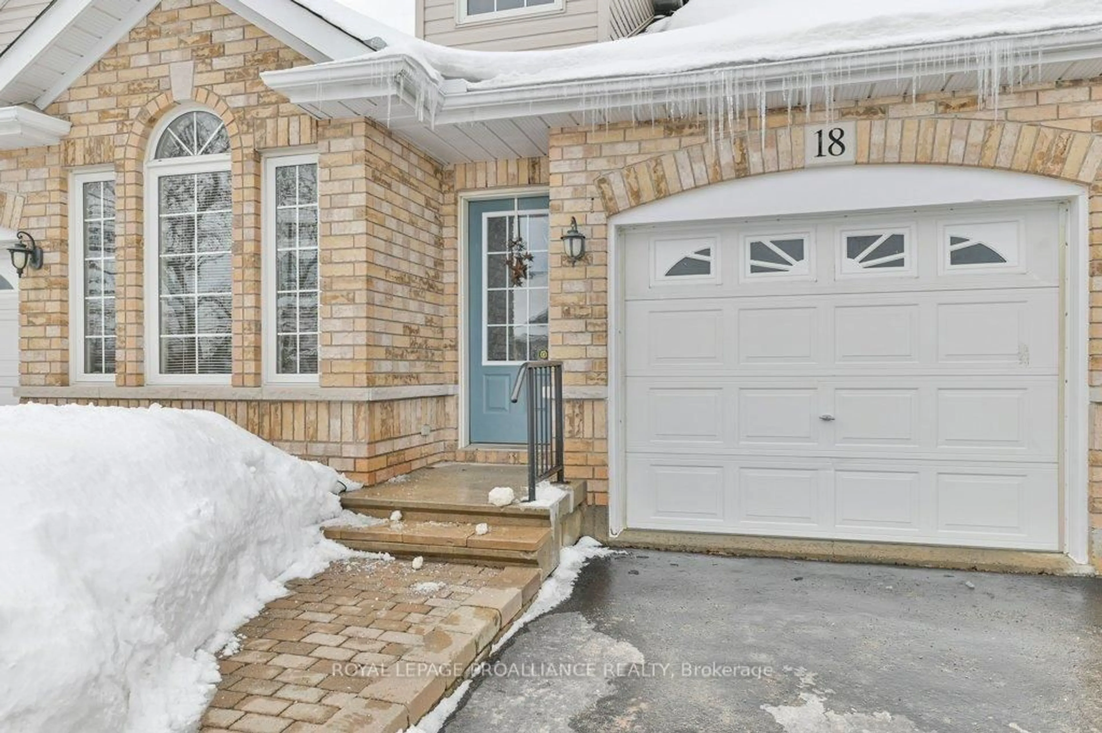 Indoor entryway for 18 Sarah Crt, Belleville Ontario K8P 0A1