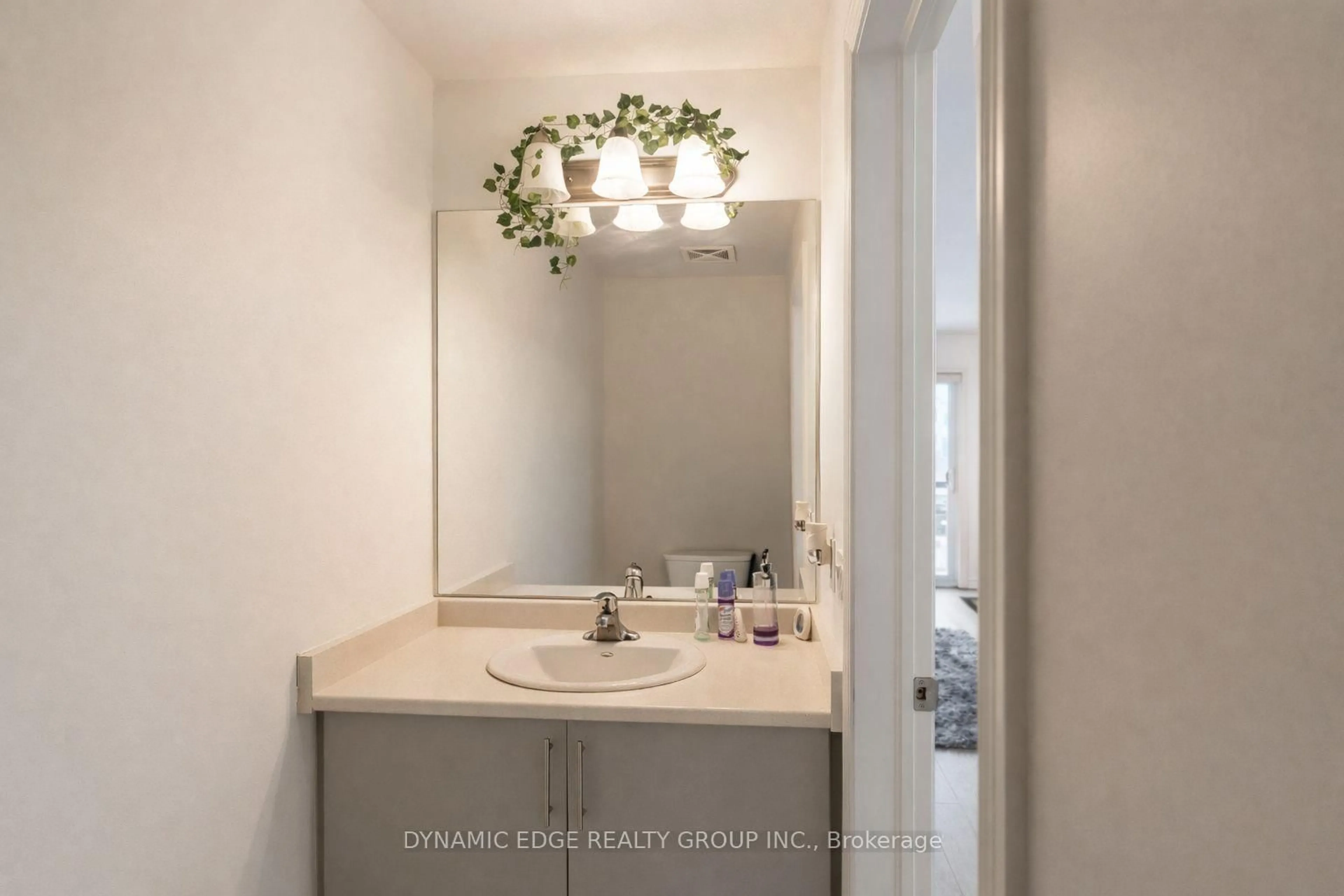 Standard bathroom, ceramic/tile floor for 235 Chapel Hill Dr #25, Kitchener Ontario N2R 0S4