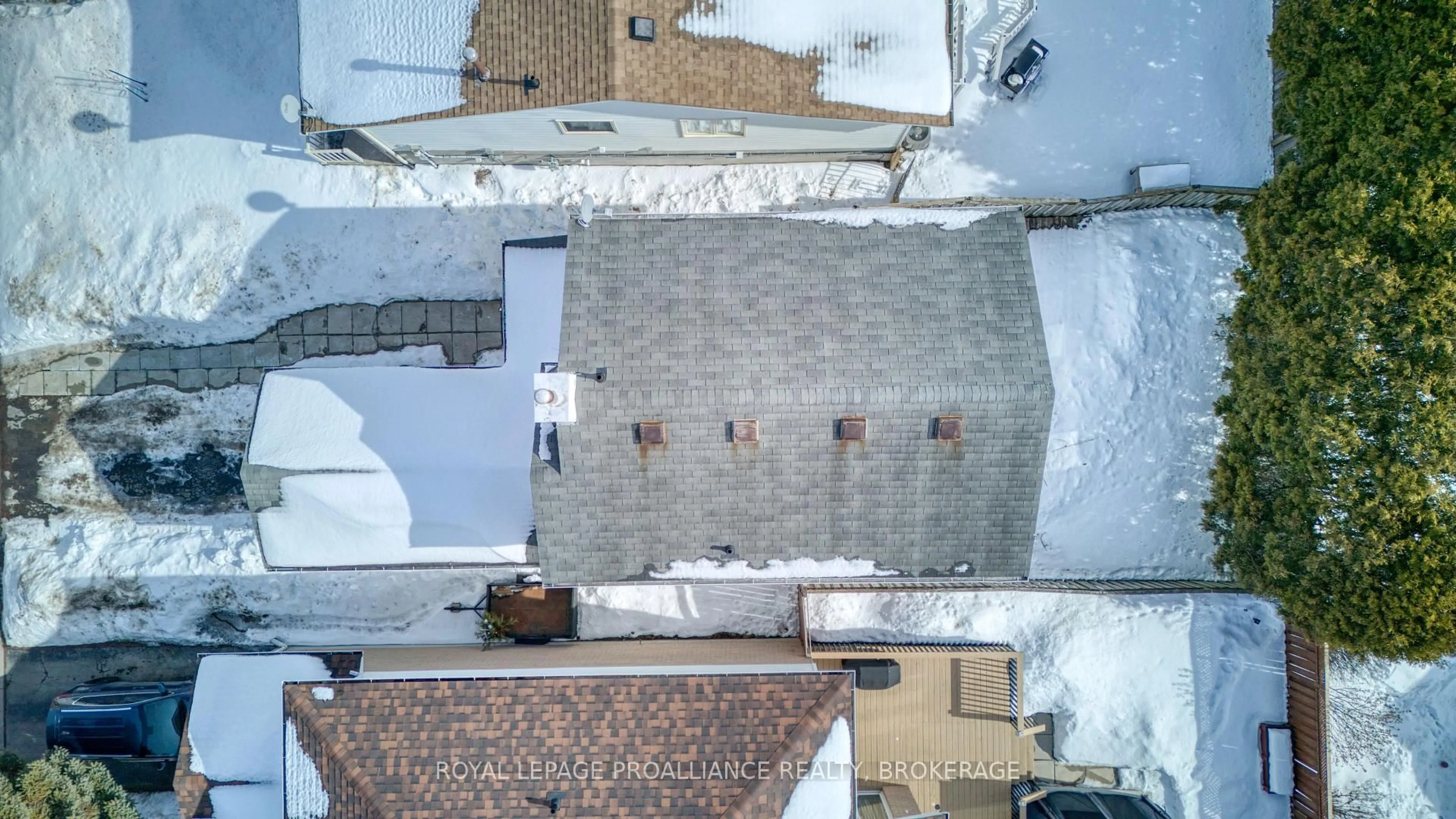 A pic from outside/outdoor area/front of a property/back of a property/a pic from drone, street for 937 Killarney Cres, Kingston Ontario K7M 8E2