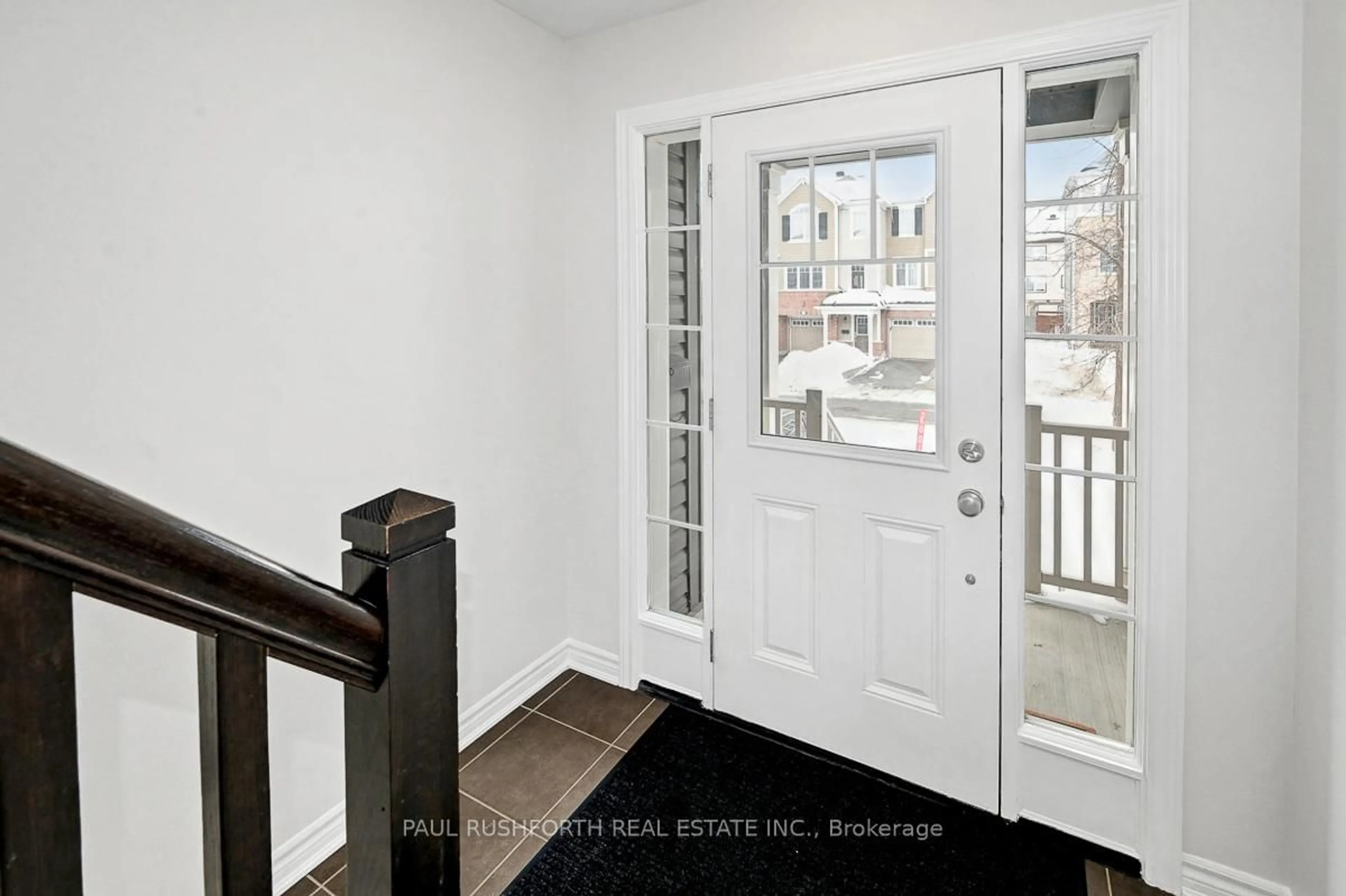Indoor entryway for 501 Coldwater Cres, Ottawa Ontario K2M 3B3