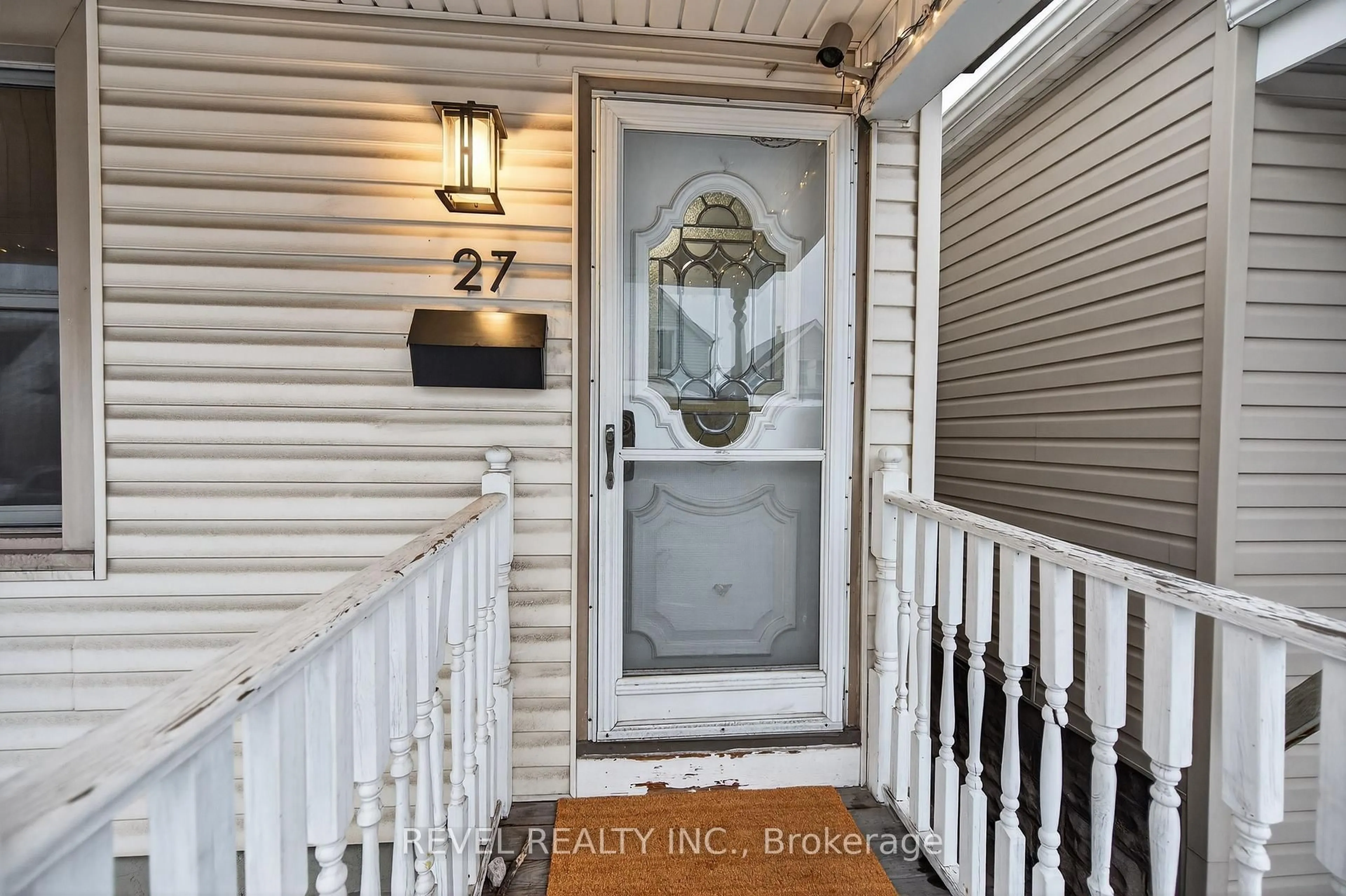 Indoor entryway for 27 Mayflower Ave, Hamilton Ontario L8L 2K5