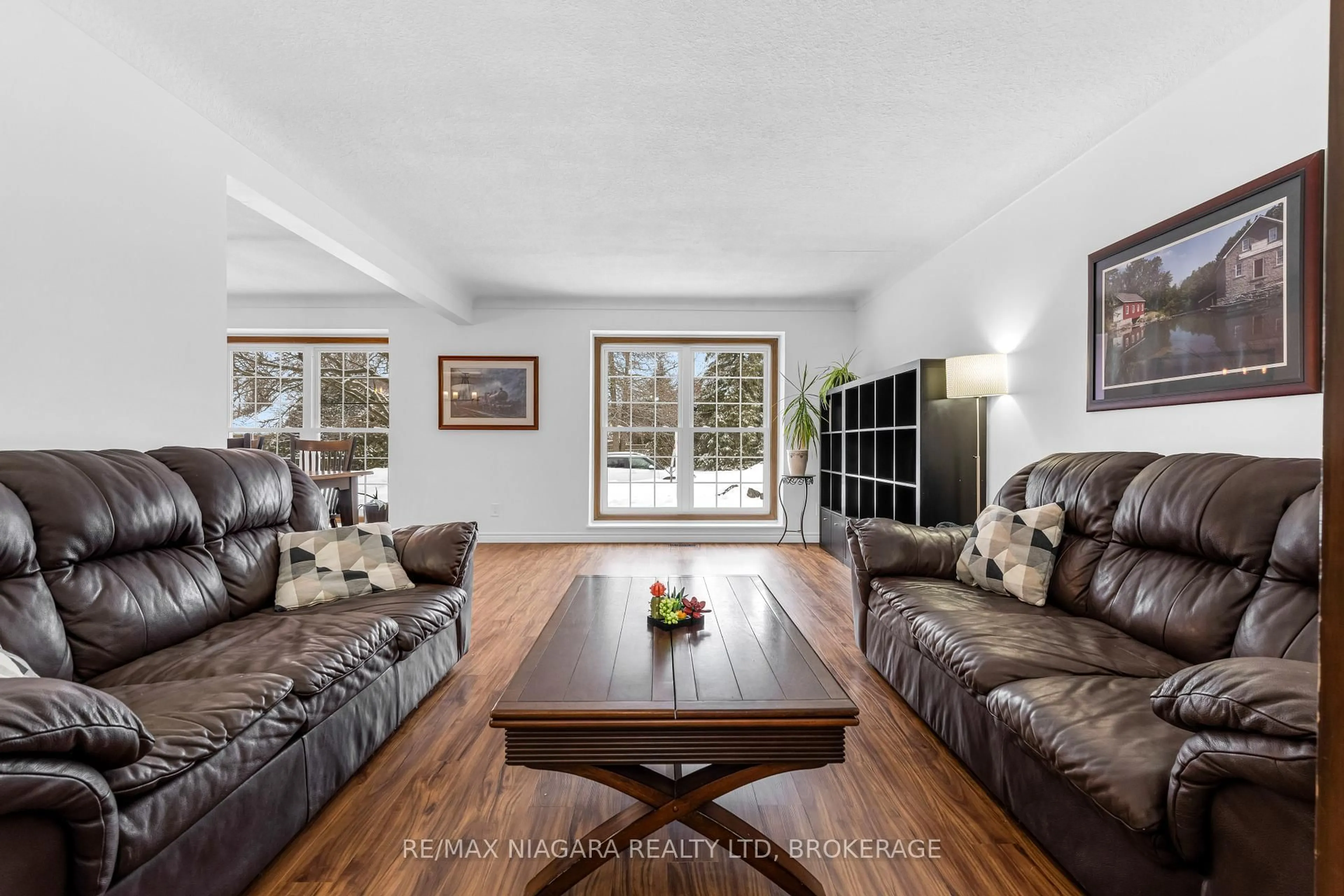 Living room with furniture, wood/laminate floor for 25 Vinemount Dr, Pelham Ontario L3E 0R9