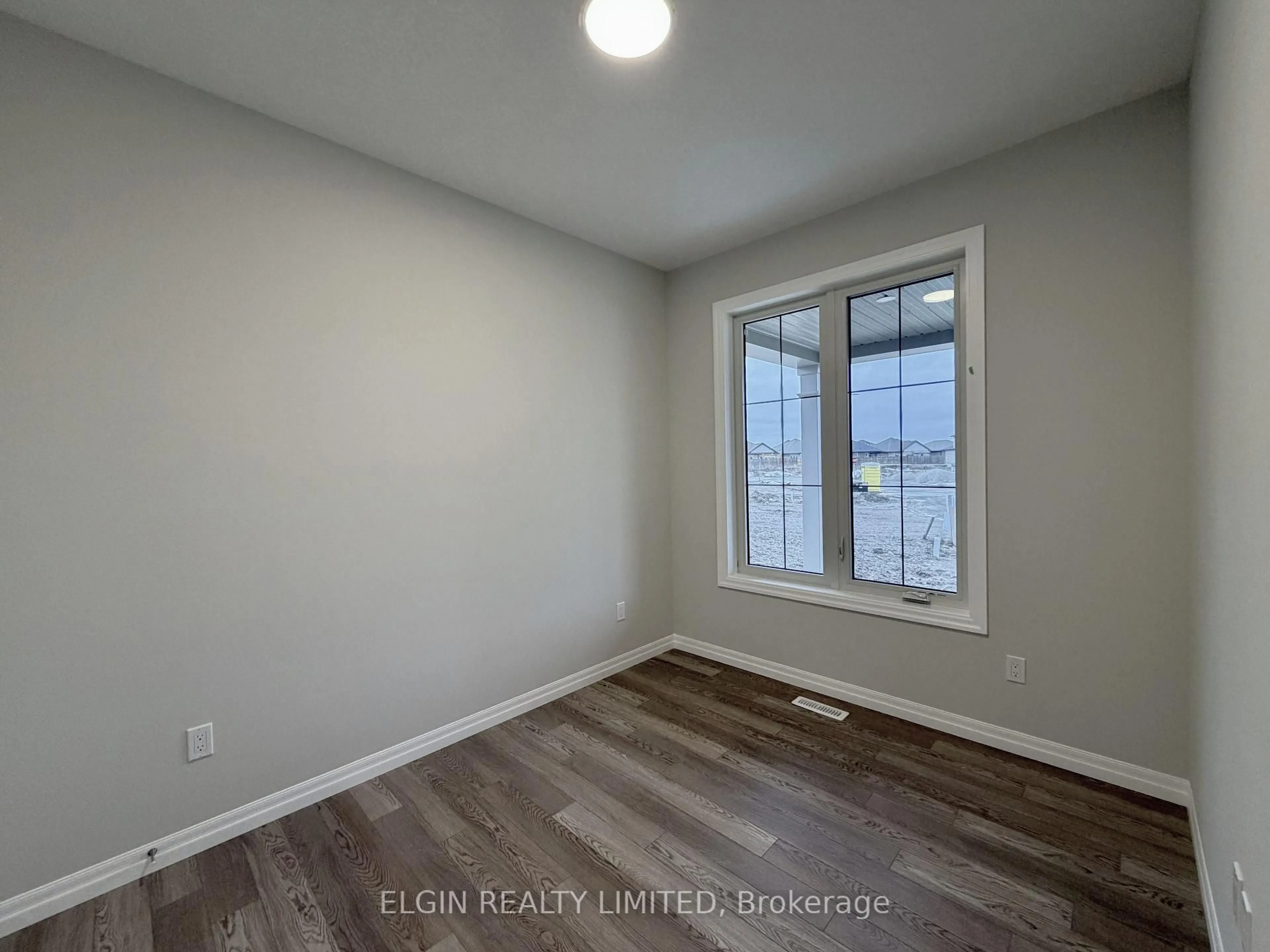 A pic of a room for 5 Horizon Crt, Central Elgin Ontario N5P 0E5