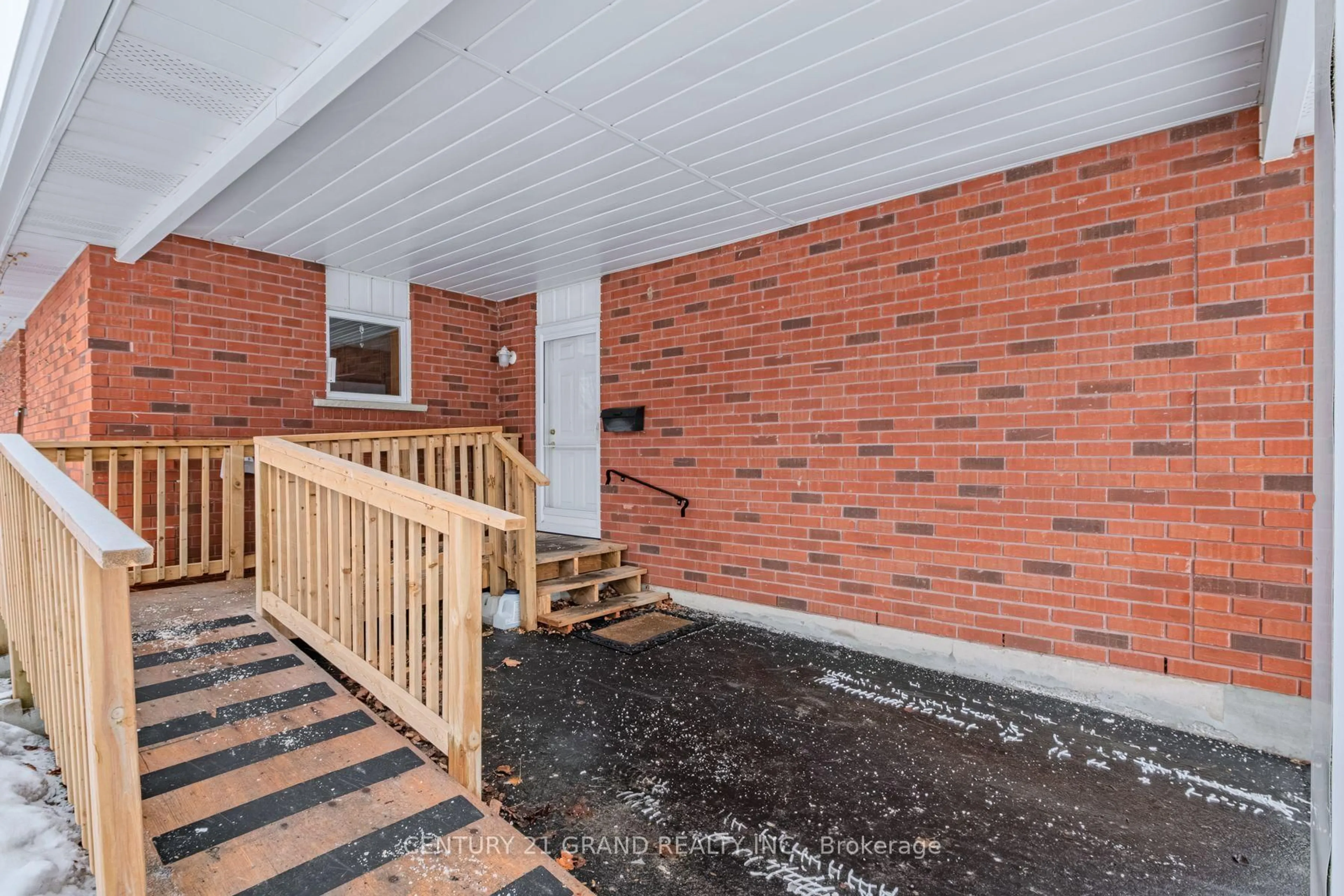 Patio, street for 229 Lynden Rd #14, Brantford Ontario N3R 8A7