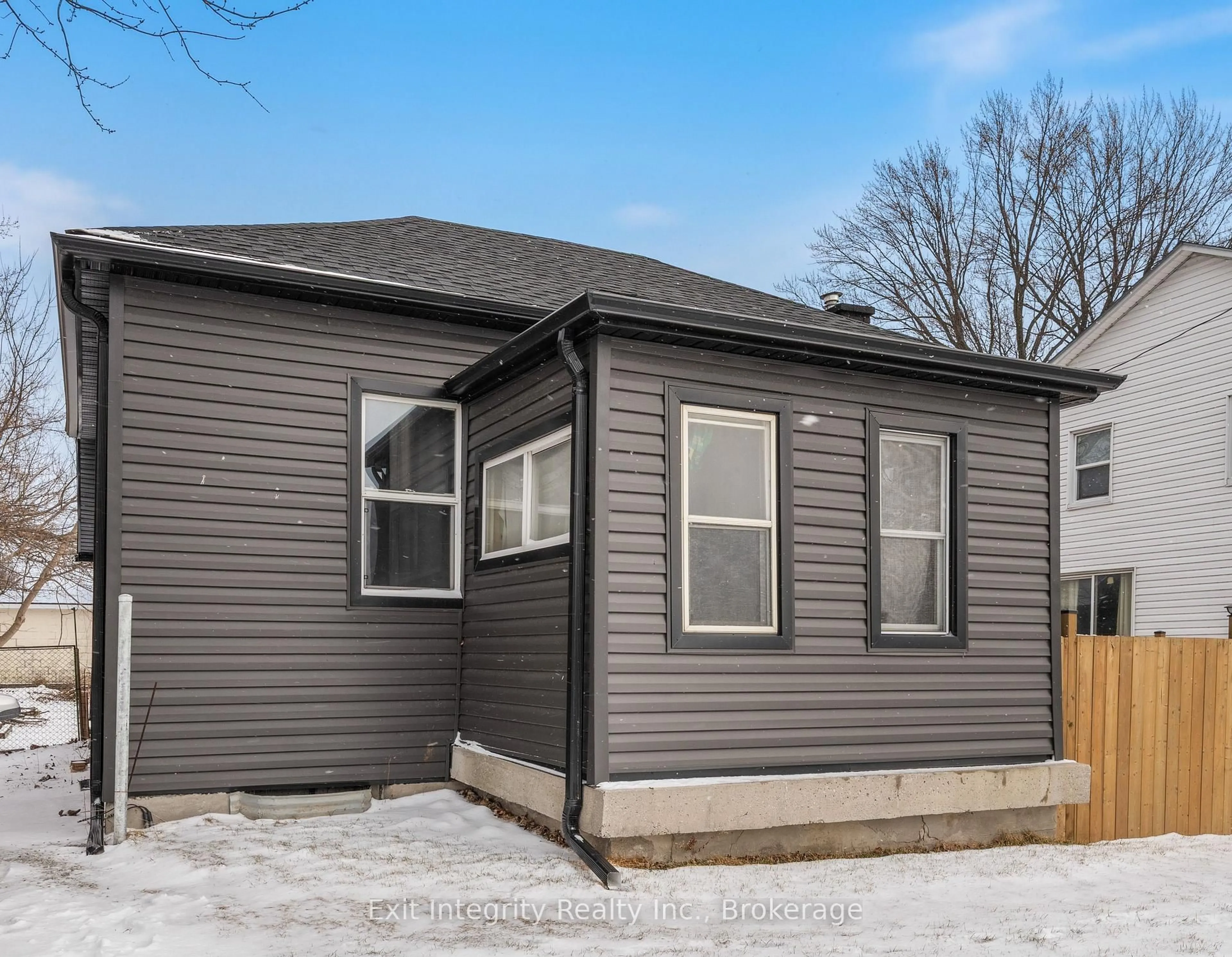 Home with vinyl exterior material, street for 162 Brock St, Sarnia Ontario N7T 5Z1