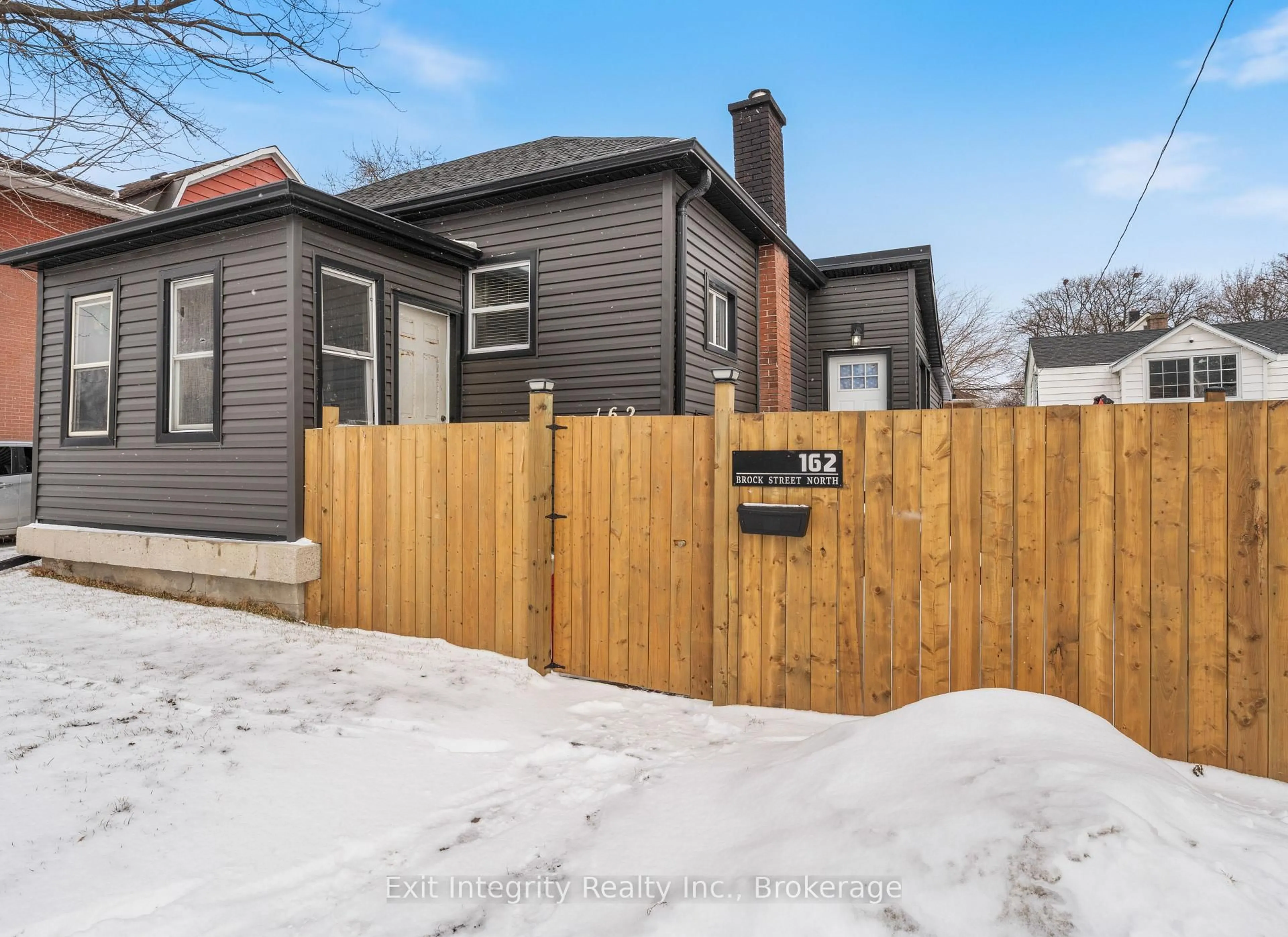 A pic from outside/outdoor area/front of a property/back of a property/a pic from drone, street for 162 Brock St, Sarnia Ontario N7T 5Z1