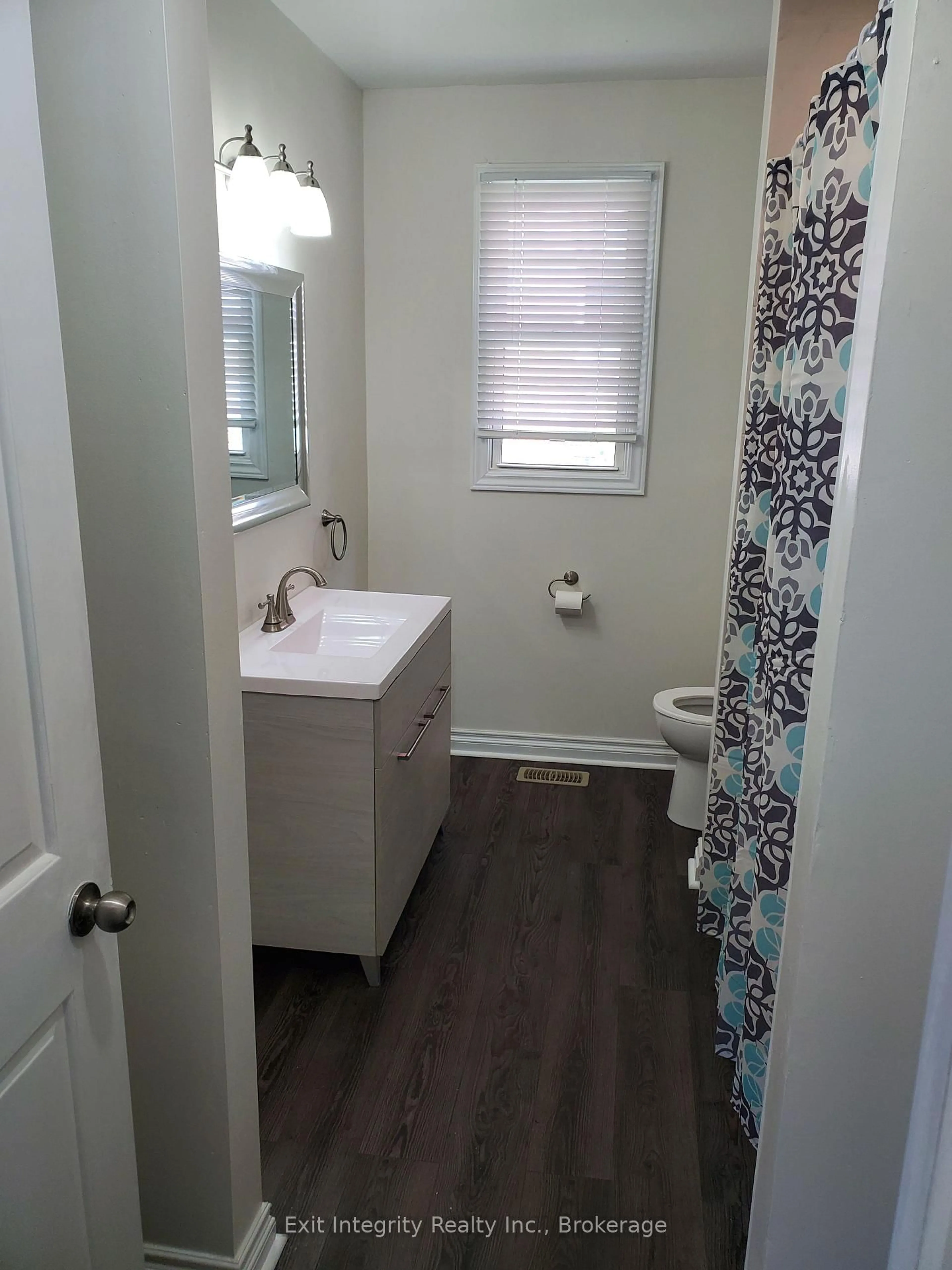 Standard bathroom, unknown for 162 Brock St, Sarnia Ontario N7T 5Z1