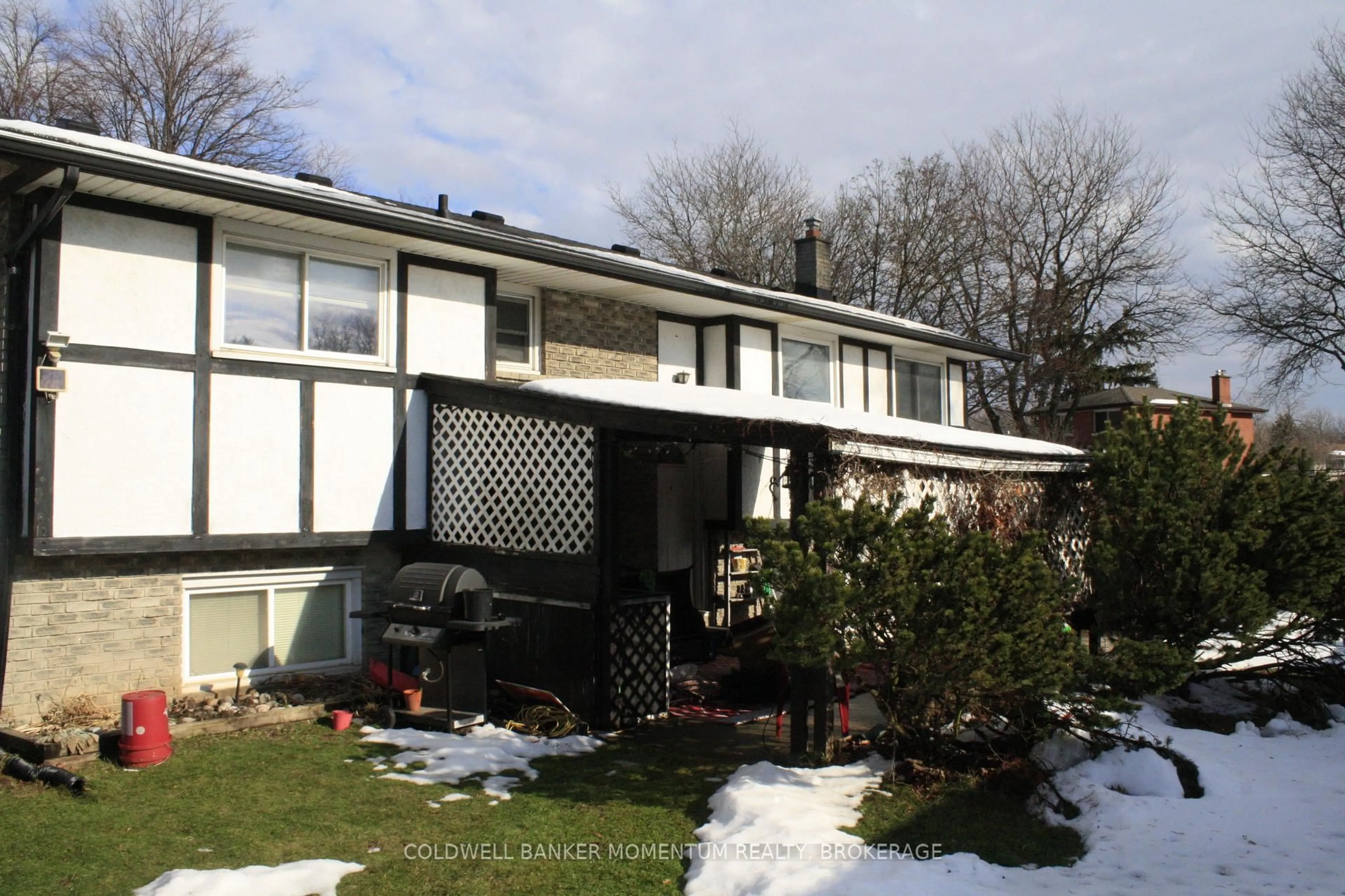 Home with vinyl exterior material, street for 4351 Briarwood Ave, Niagara Falls Ontario L2E 5W2