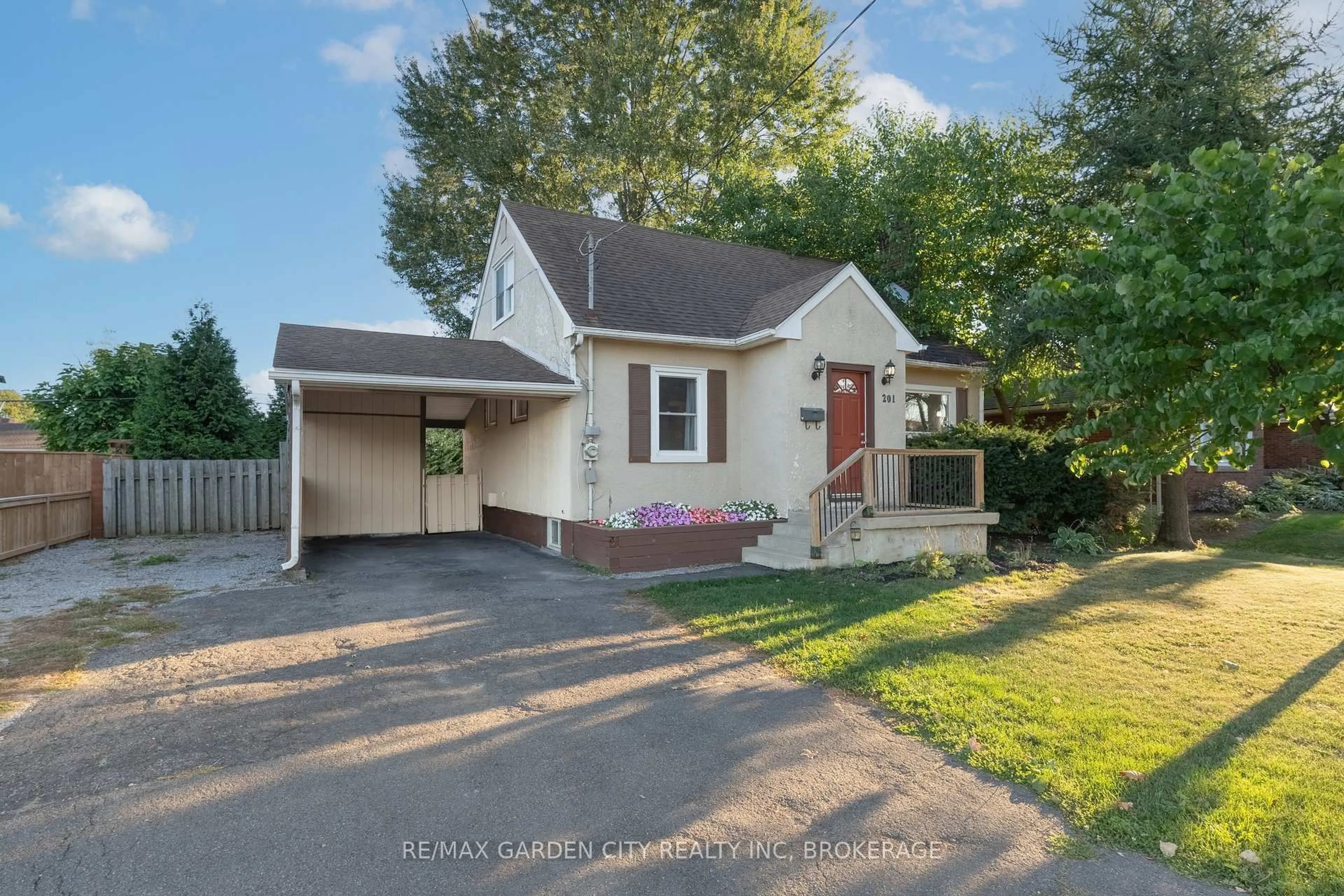 Home with vinyl exterior material, street for 201 Thorold Rd, Welland Ontario L3C 3V9