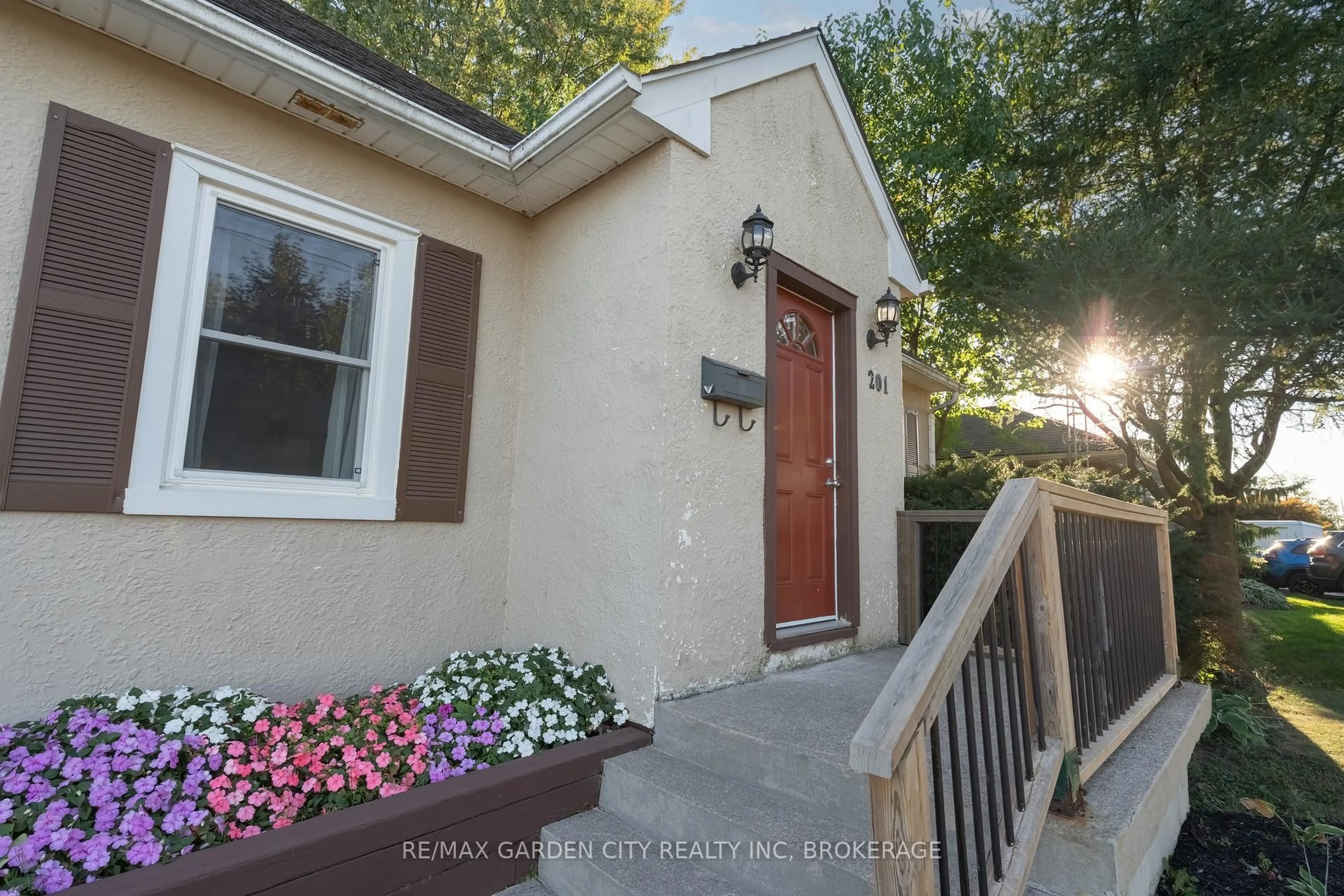 Patio, street for 201 Thorold Rd, Welland Ontario L3C 3V9