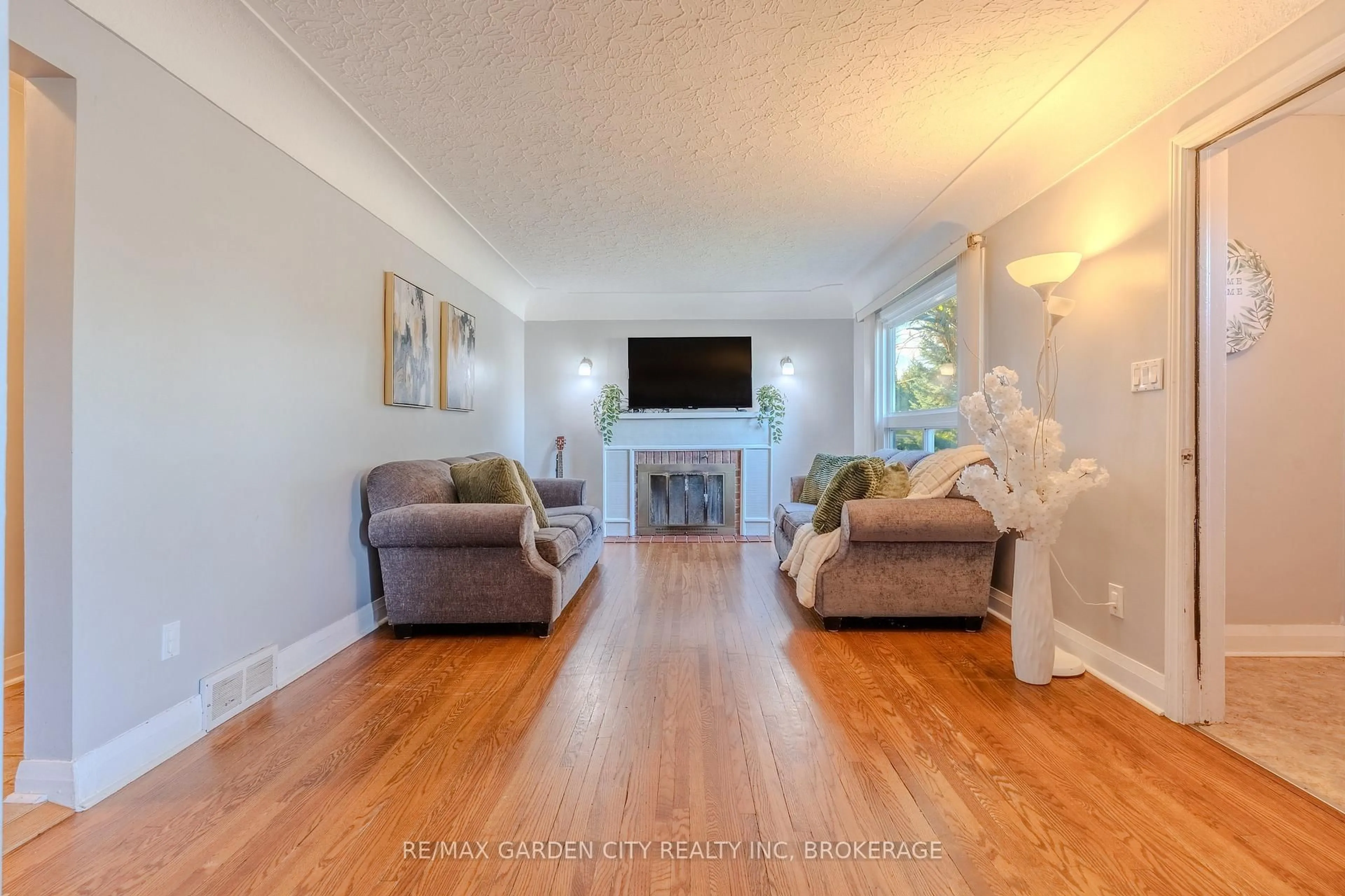 Living room with furniture, unknown for 201 Thorold Rd, Welland Ontario L3C 3V9