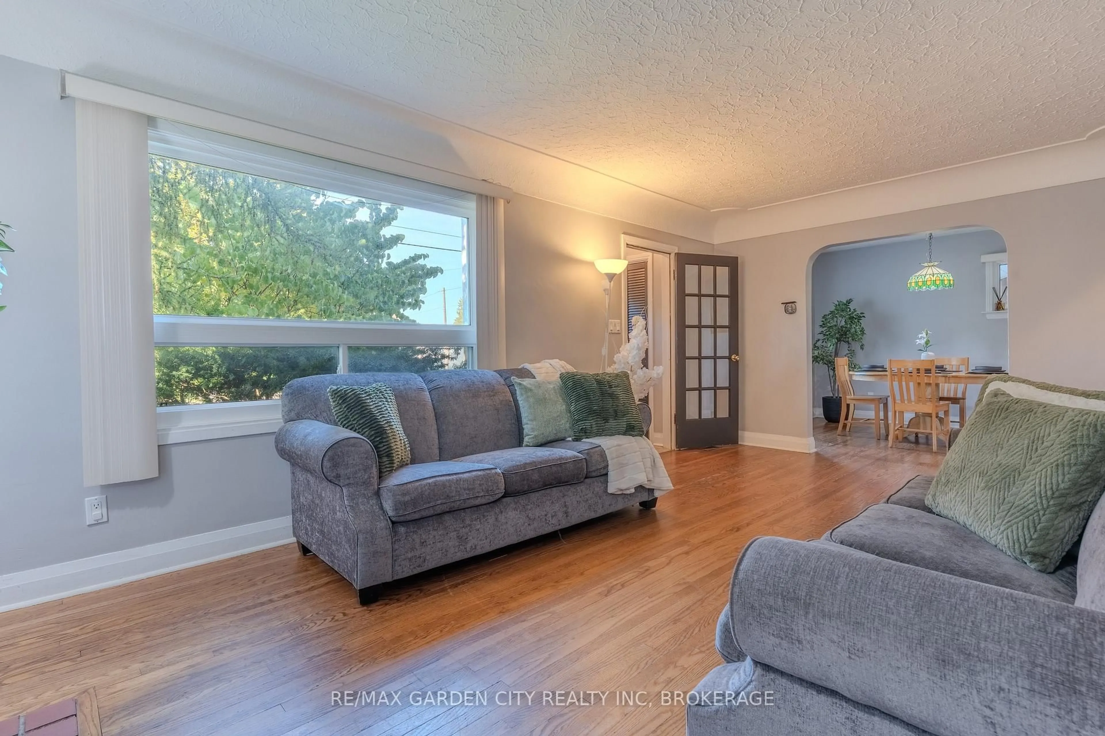 Living room with furniture, wood/laminate floor for 201 Thorold Rd, Welland Ontario L3C 3V9