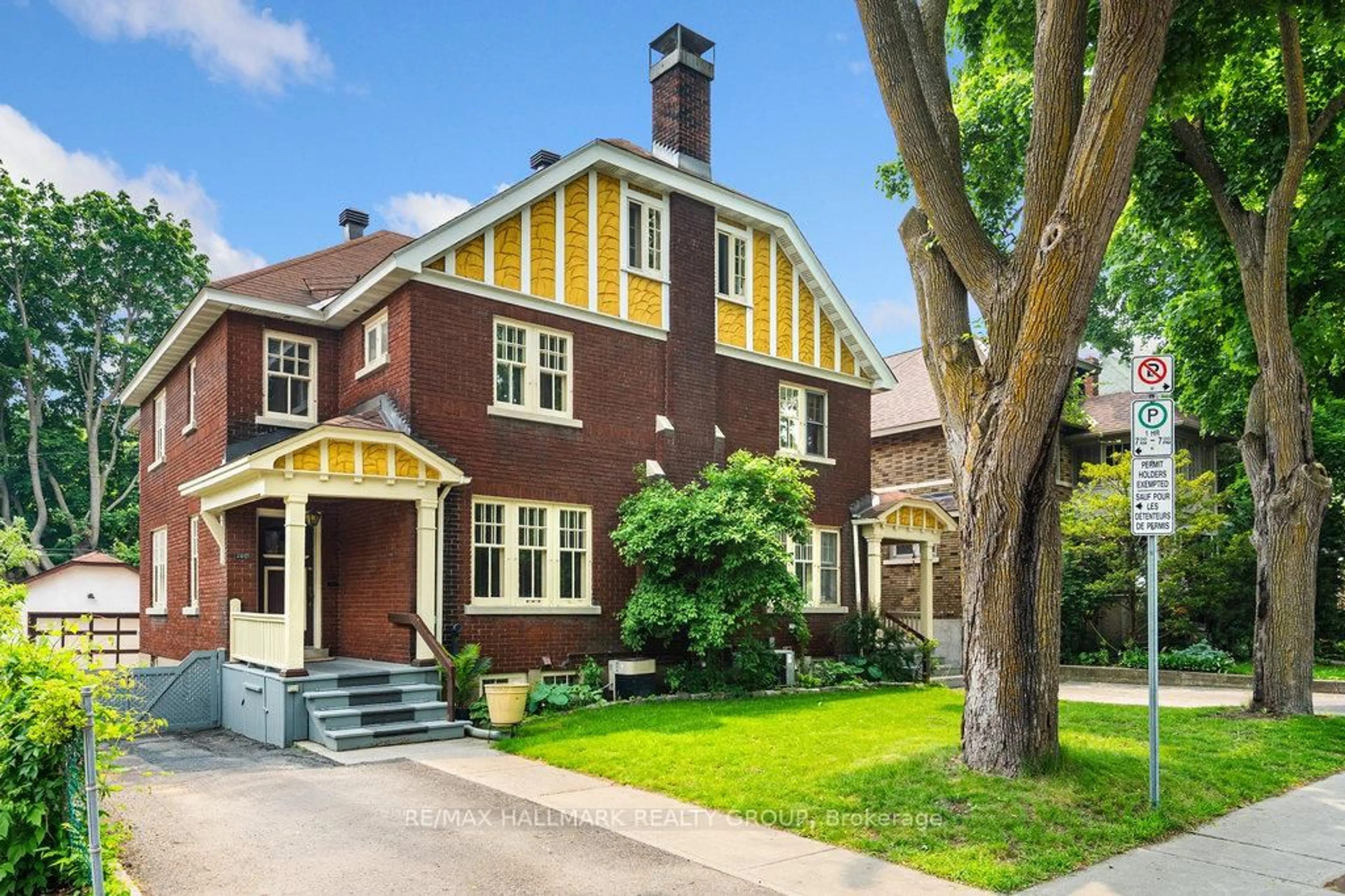 Home with brick exterior material, street for 386-388 First Ave, Ottawa Ontario K1S 2H1