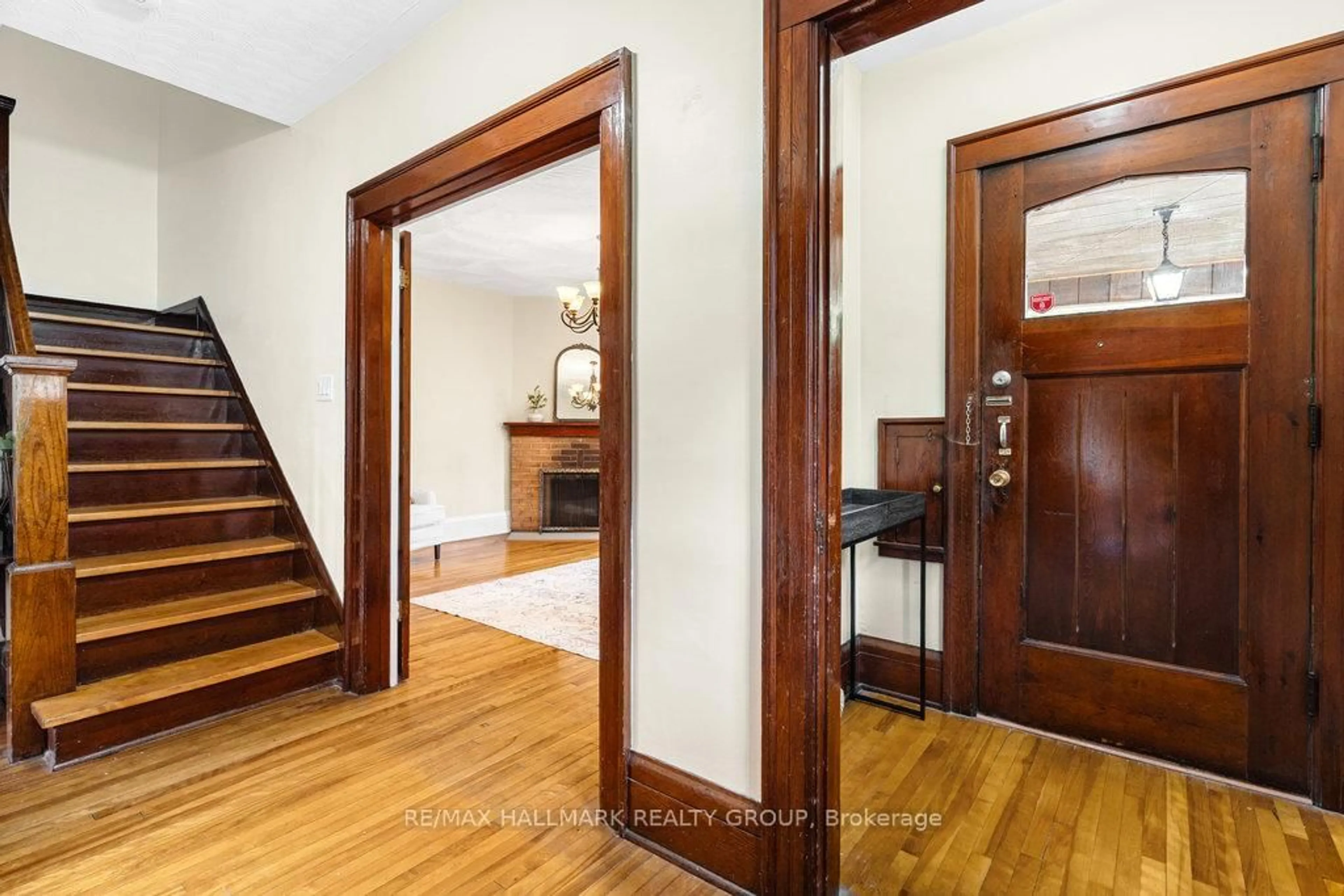 Indoor entryway for 386-388 First Ave, Ottawa Ontario K1S 2H1