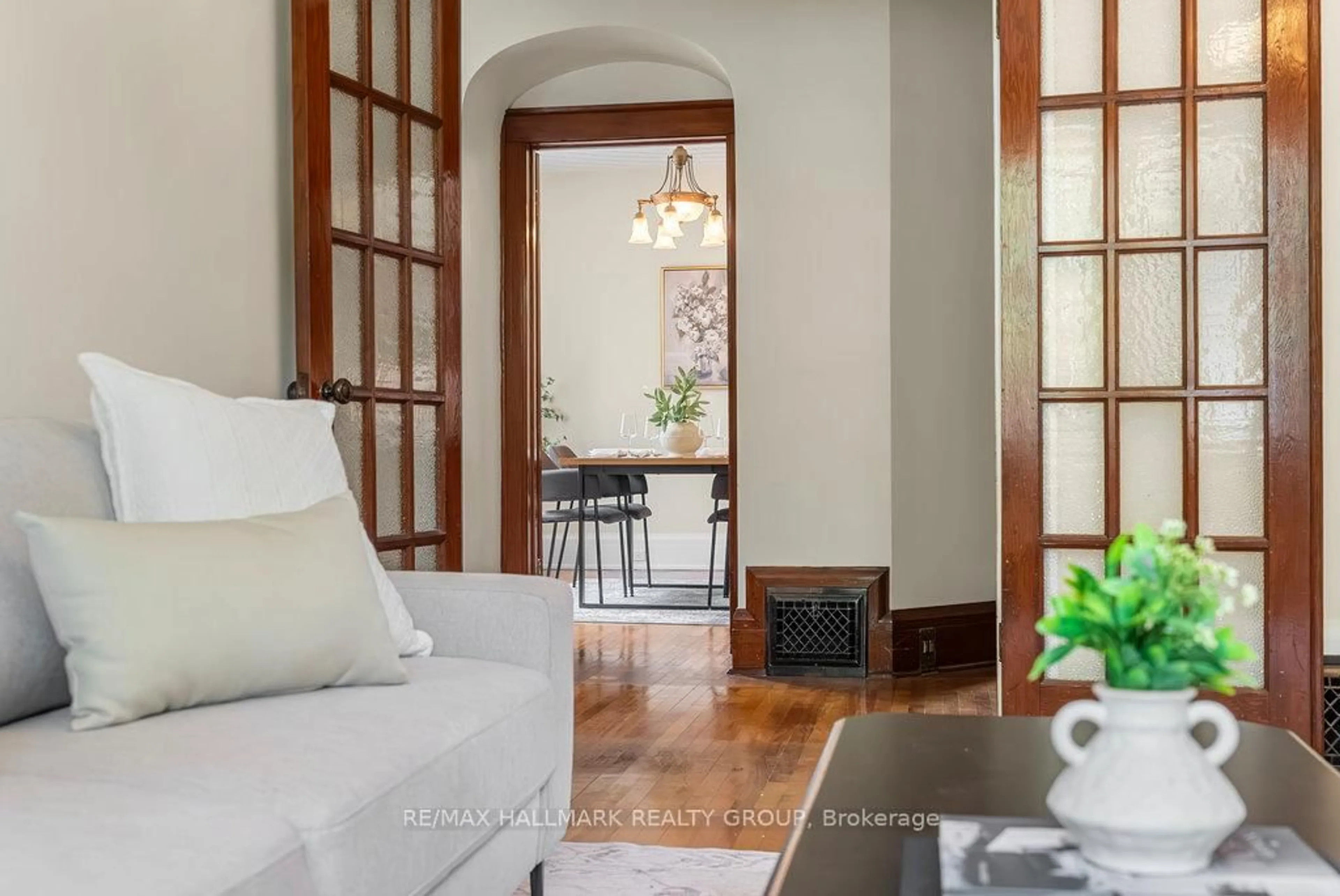 Unknown for 386-388 First Ave, Ottawa Ontario K1S 2H1