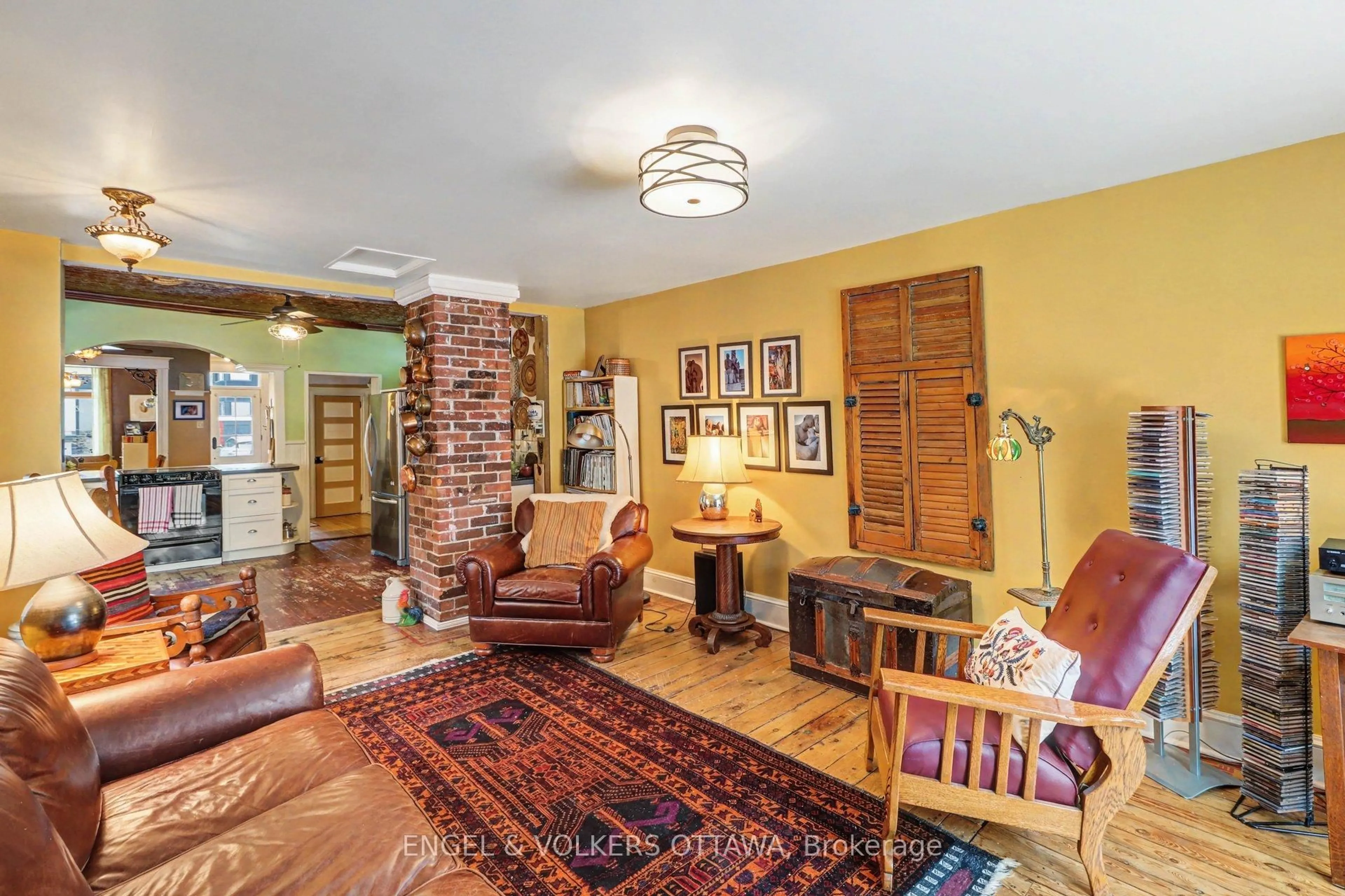 Living room with furniture, unknown for 88 Pinhey St, Ottawa Ontario K1Y 1T4