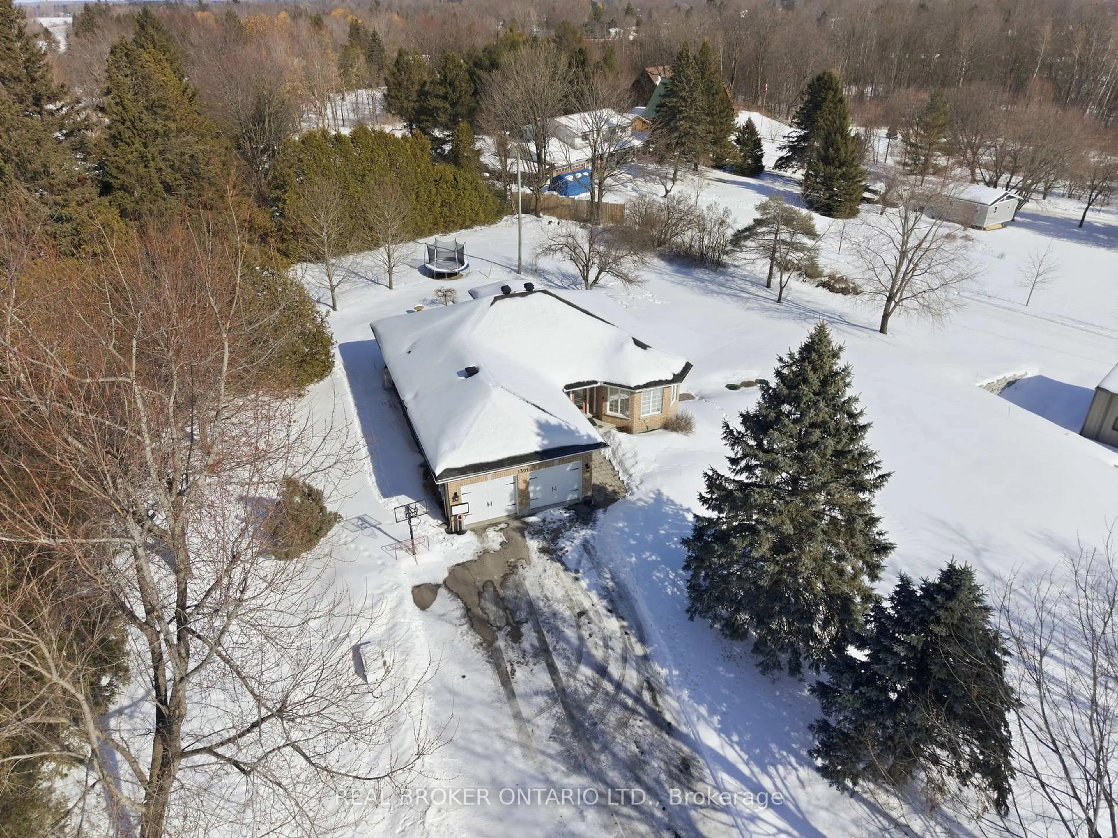 A pic from outside/outdoor area/front of a property/back of a property/a pic from drone, street for 1391 Sutherland Dr, Manotick Ontario K4M 1B3