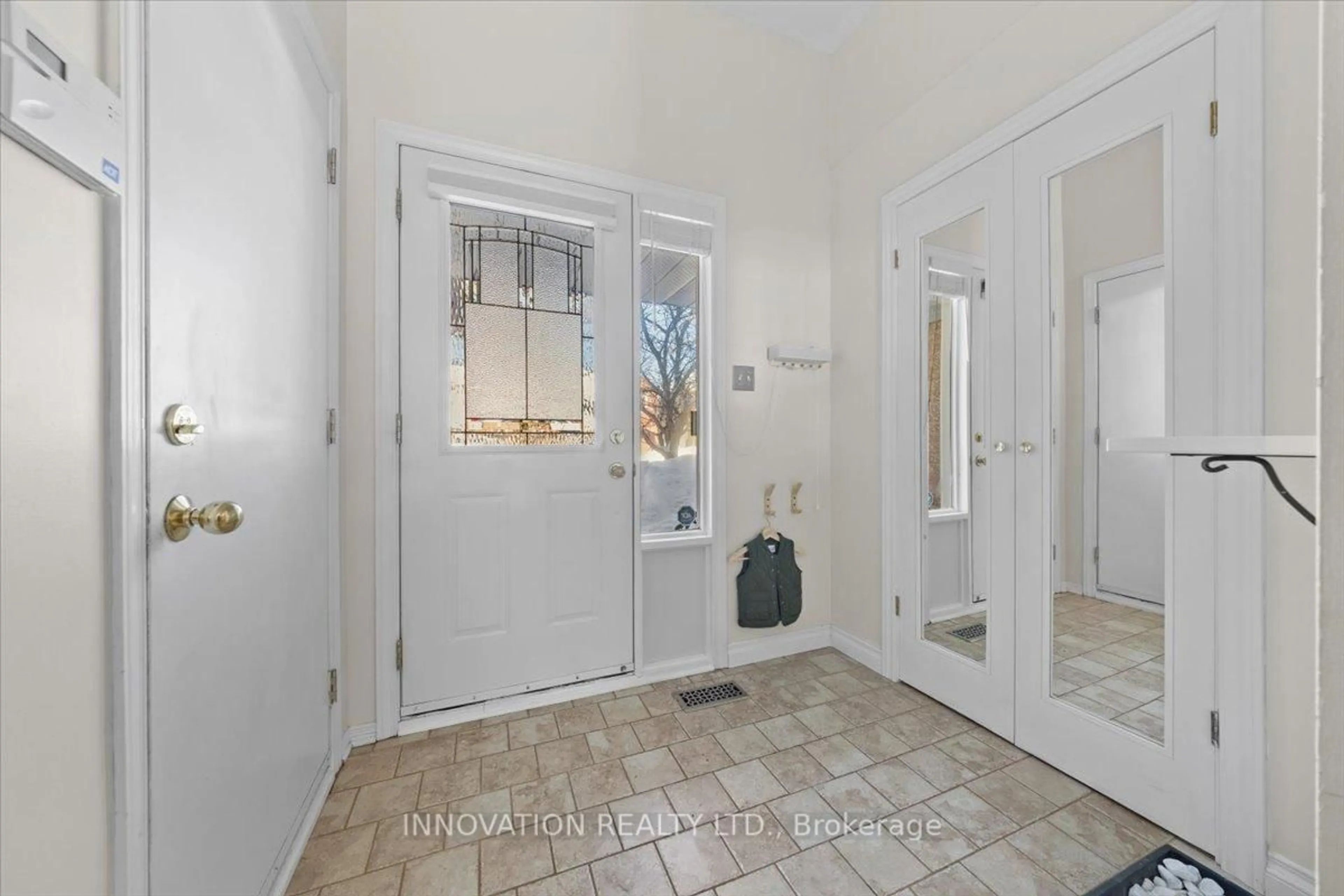 Indoor entryway for 4 Sheppard's Glen Ave, Ottawa Ontario K2M 2M7