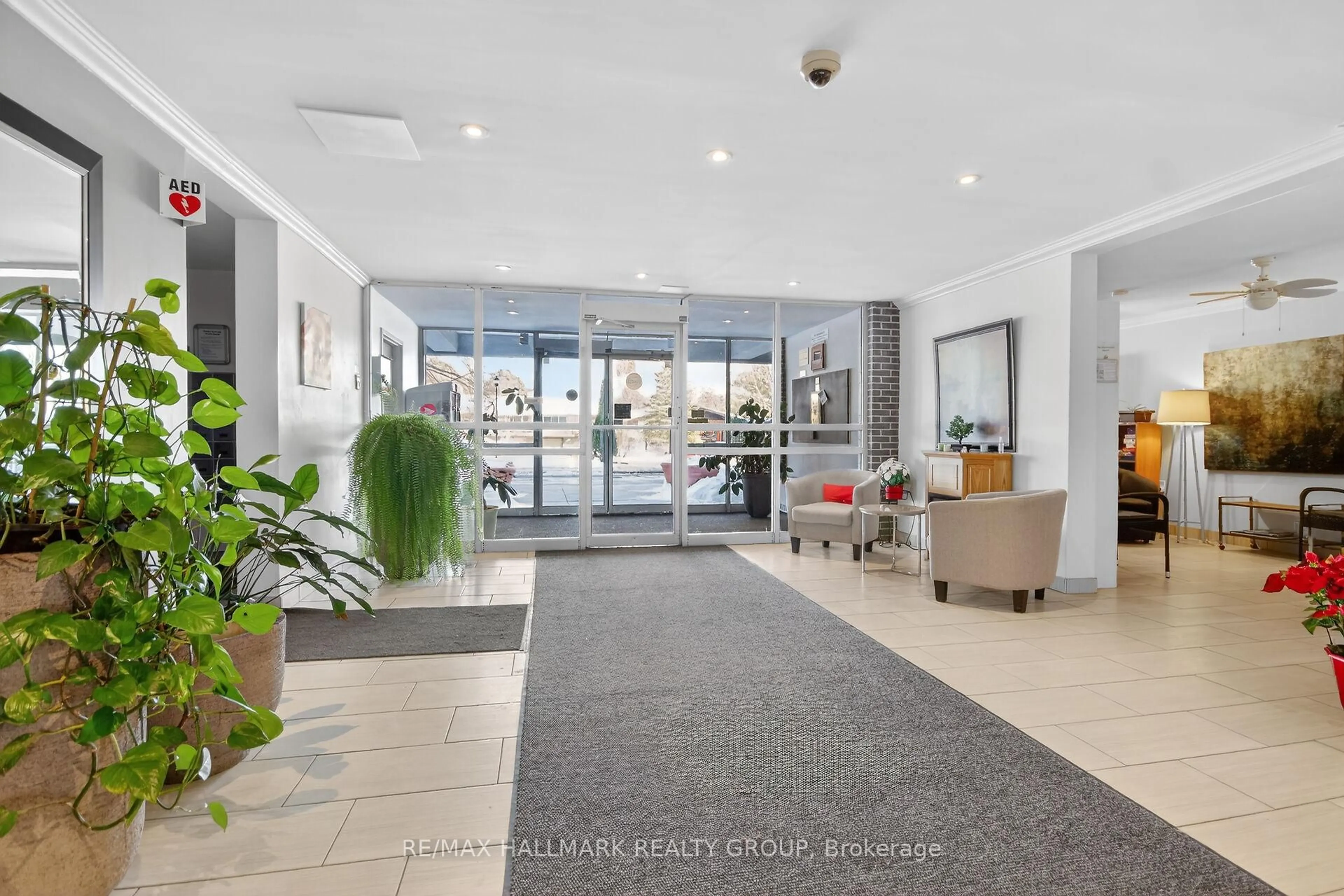 Indoor foyer for 2400 Virginia Dr #407, Ottawa Ontario K1H 8L3