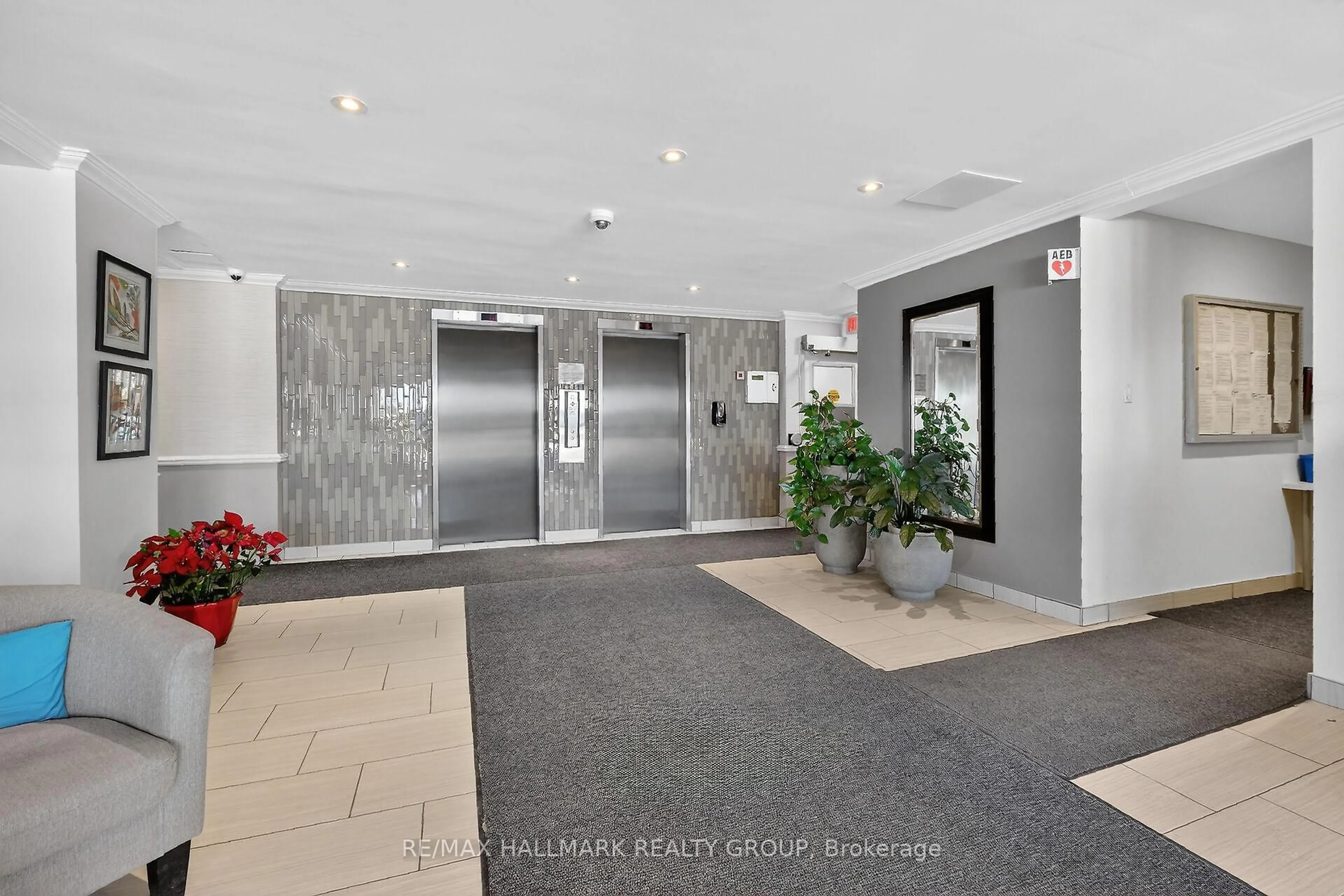 Indoor foyer for 2400 Virginia Dr #407, Ottawa Ontario K1H 8L3