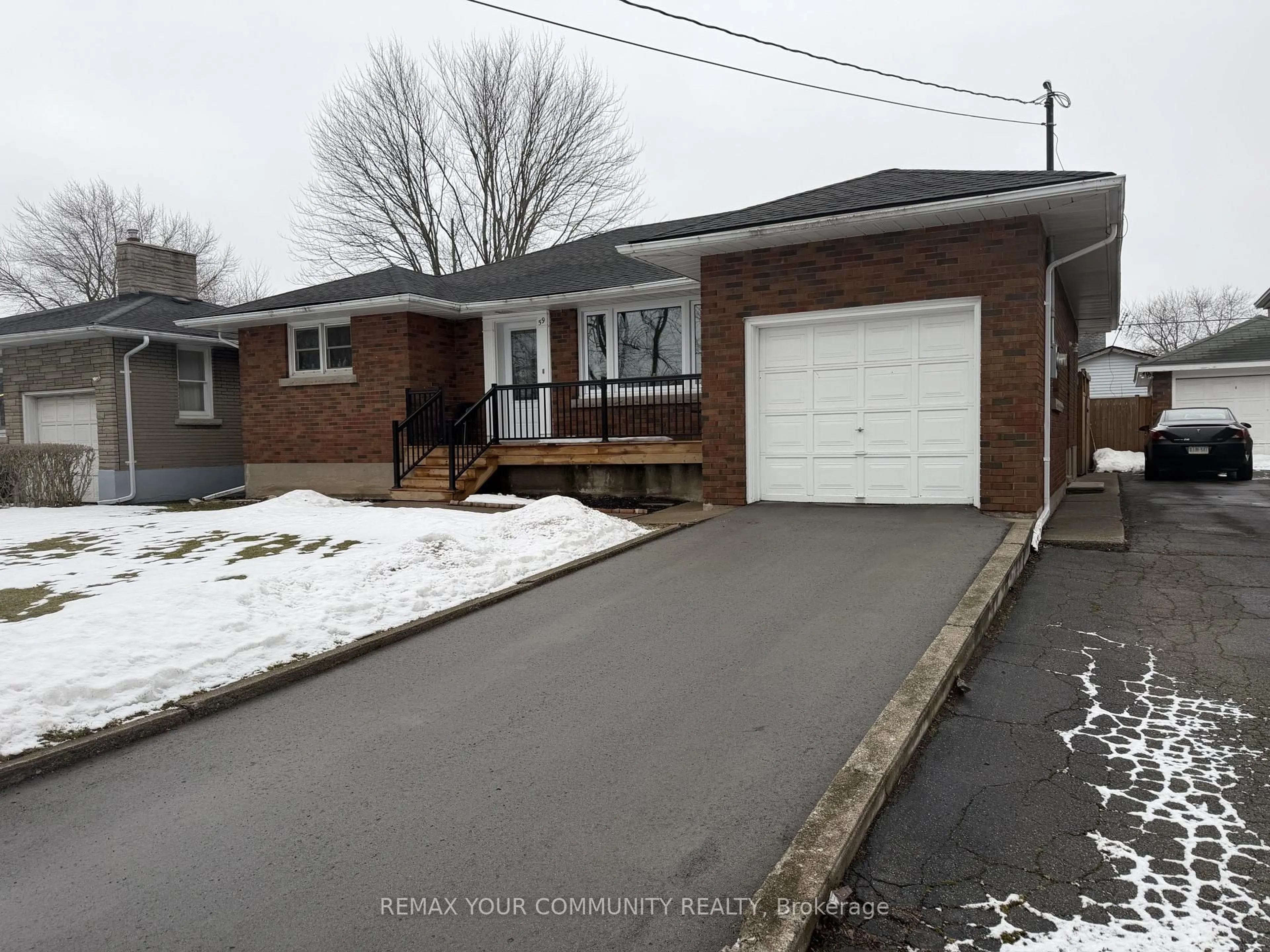 A pic from outside/outdoor area/front of a property/back of a property/a pic from drone, street for 59 Cameron Ave, Welland Ontario L3B 1J9