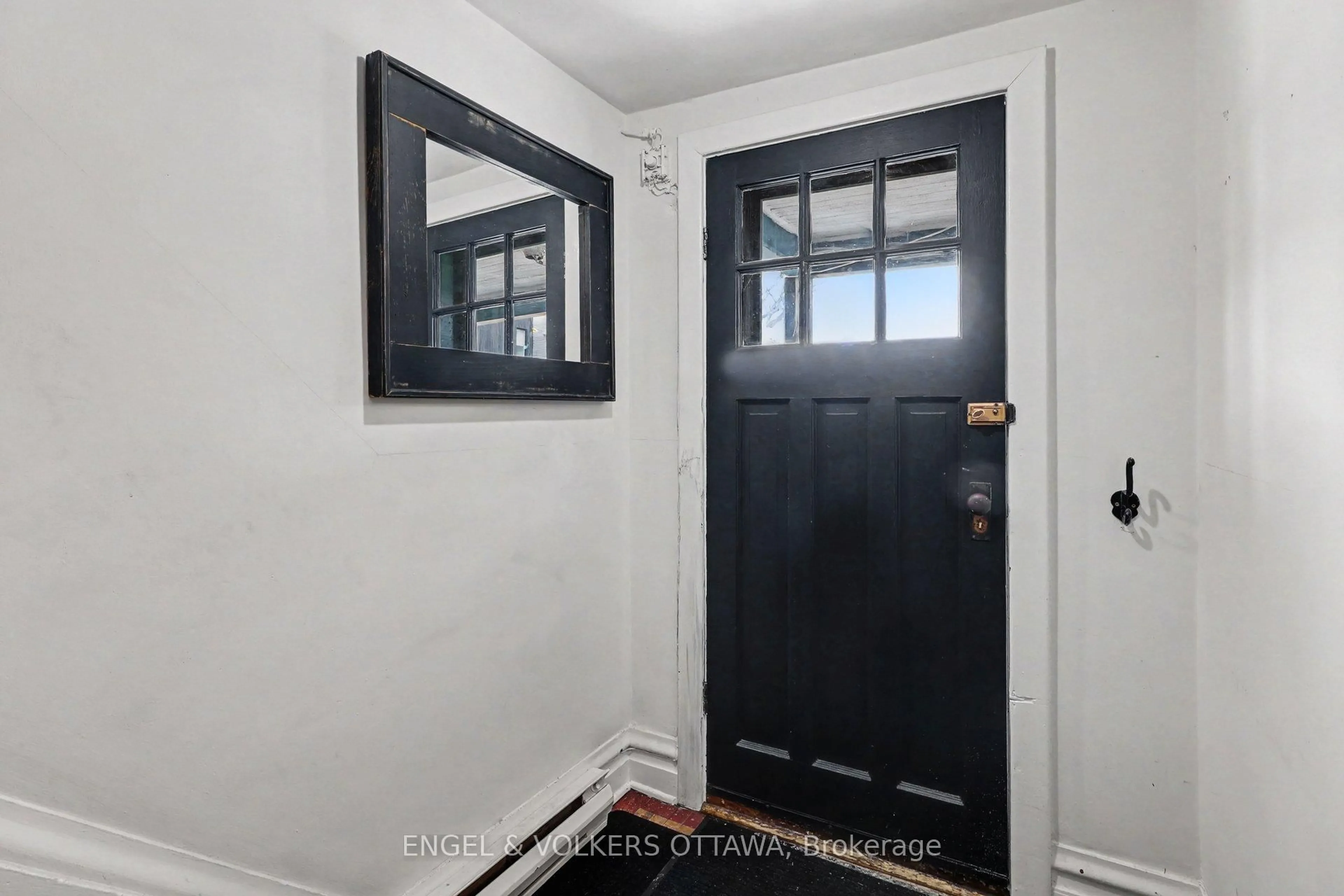 Indoor entryway for 86 Pinhey St, Ottawa Ontario K1Y 1T4