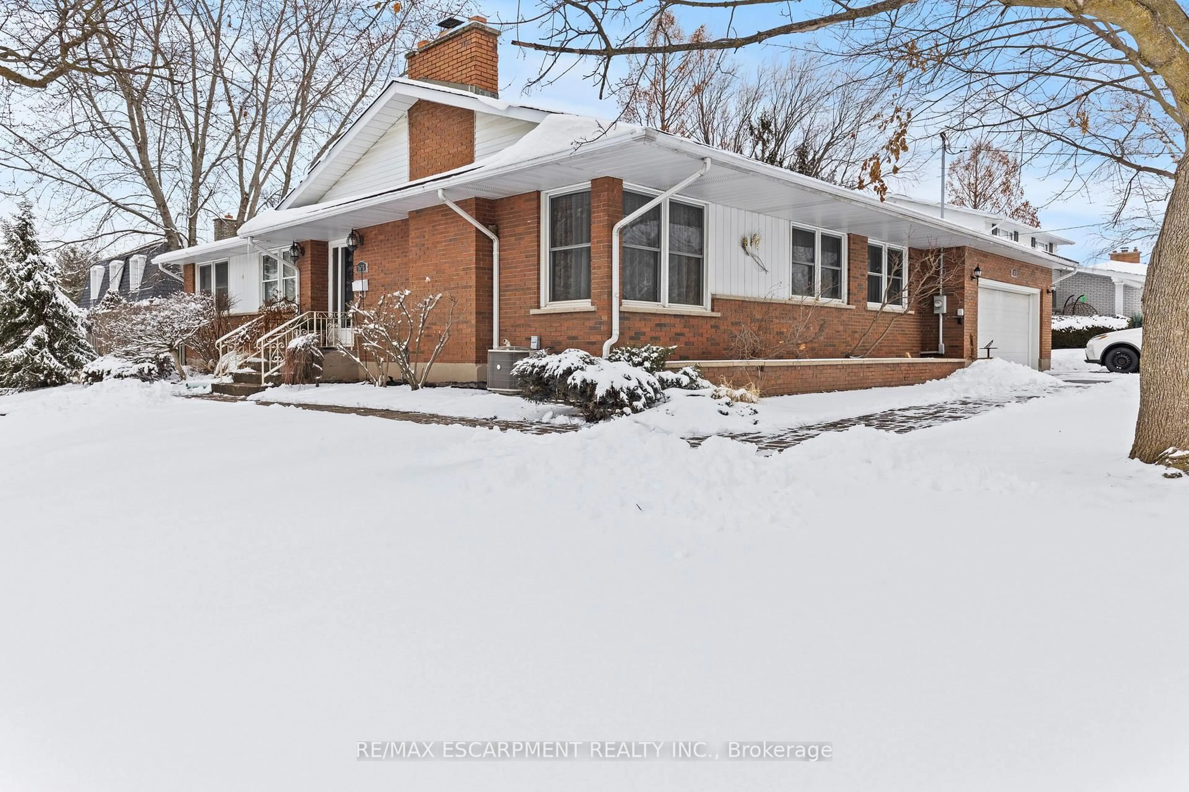 Home with brick exterior material, street for 7075 Waterloo Dr, Niagara Falls Ontario L2J 1E3