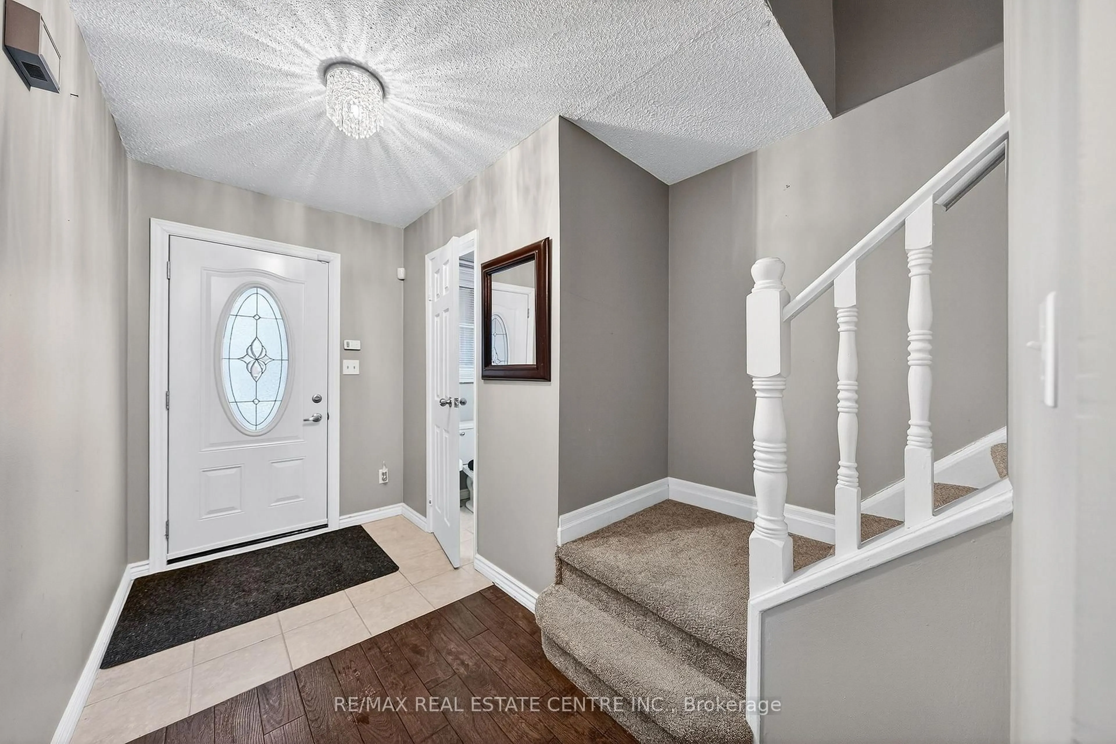 Indoor entryway for 860 Rymal Rd #48, Hamilton Ontario L8W 2X7