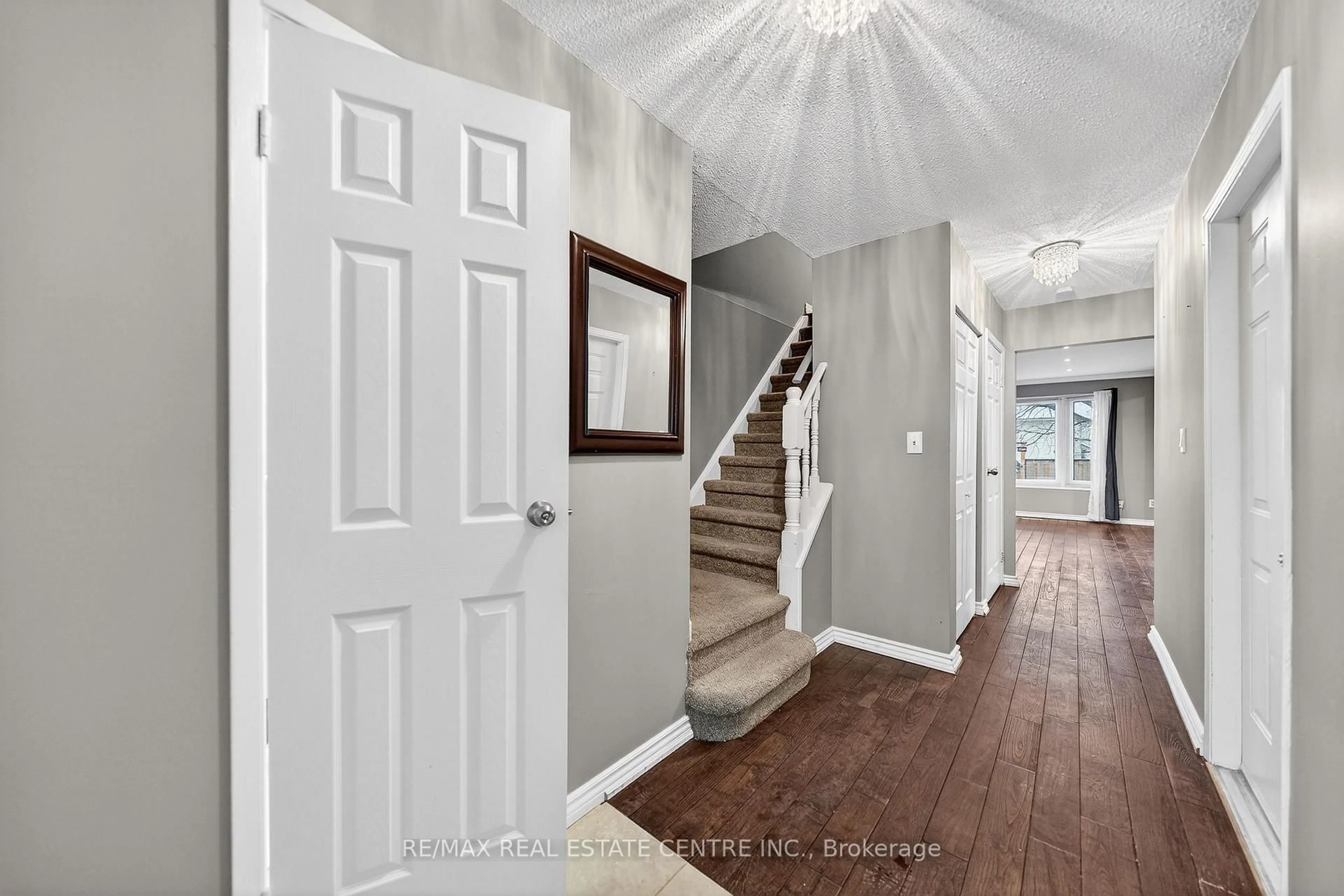Indoor entryway for 860 Rymal Rd #48, Hamilton Ontario L8W 2X7