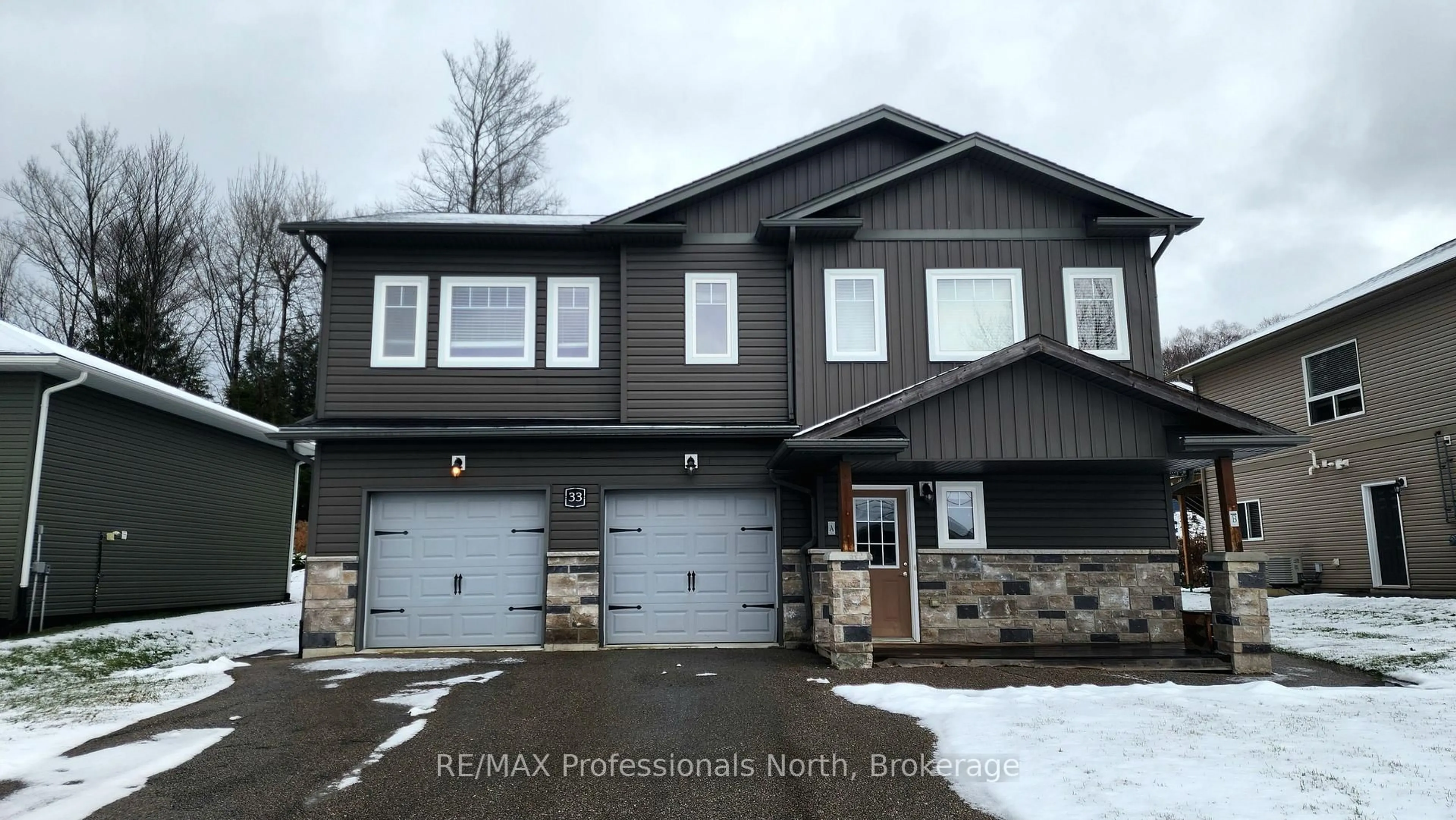 Home with vinyl exterior material, building for 33 Goodwin Dr, Huntsville Ontario P1H 2R3