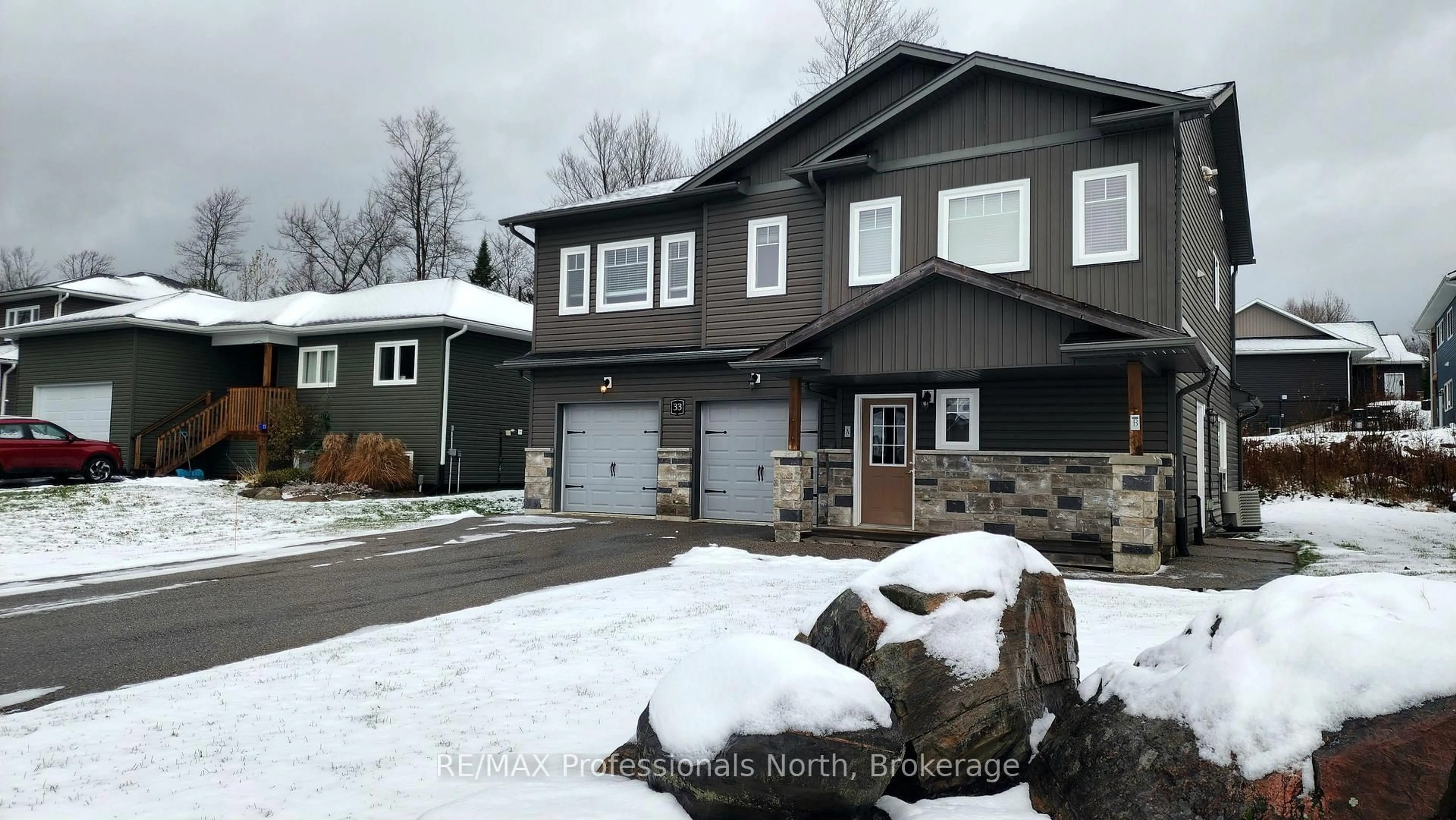 Home with vinyl exterior material, street for 33 Goodwin Dr, Huntsville Ontario P1H 2R3