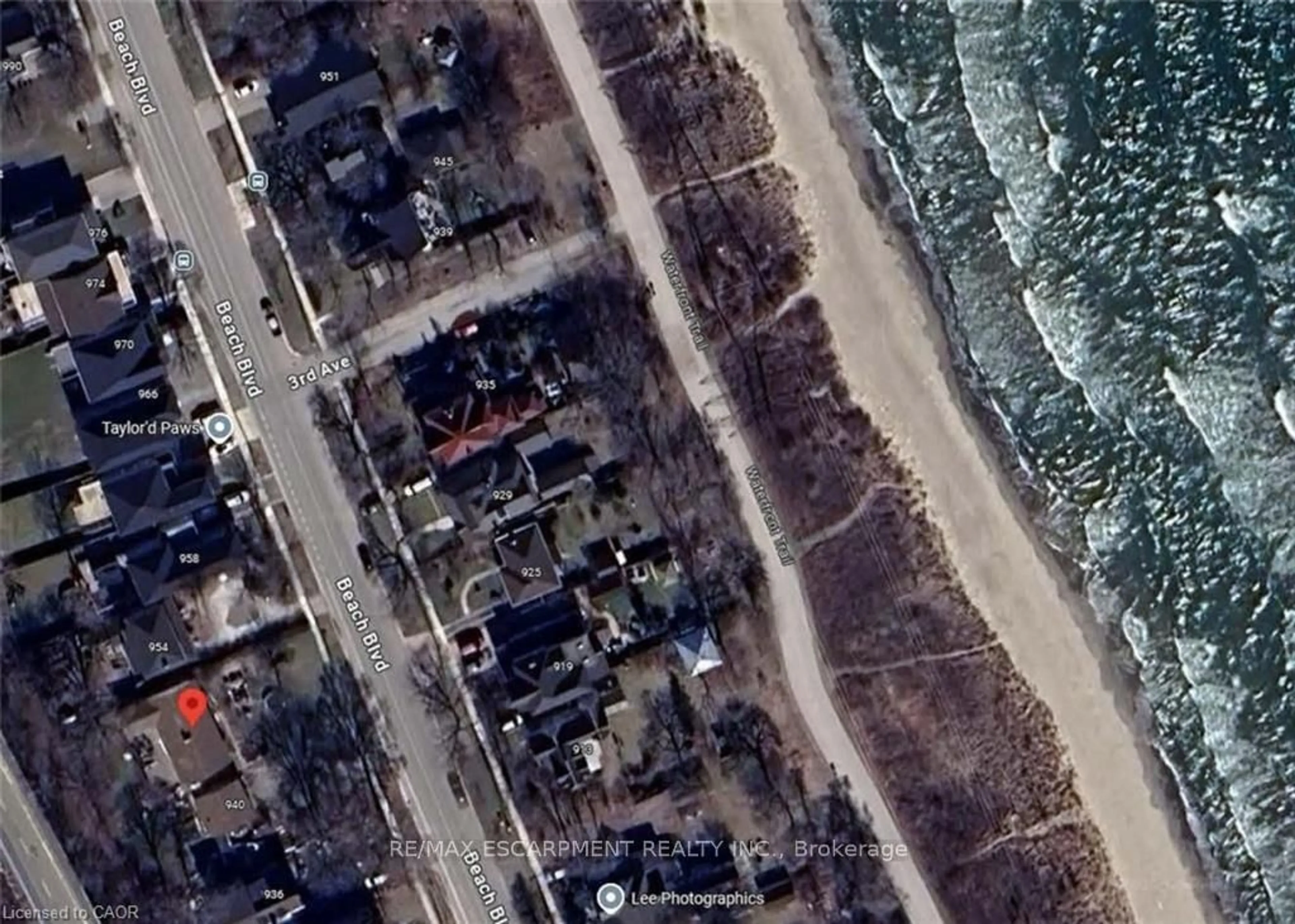 A pic from outside/outdoor area/front of a property/back of a property/a pic from drone, street for 940-946 Beach Blvd, Hamilton Ontario L8H 6Z4