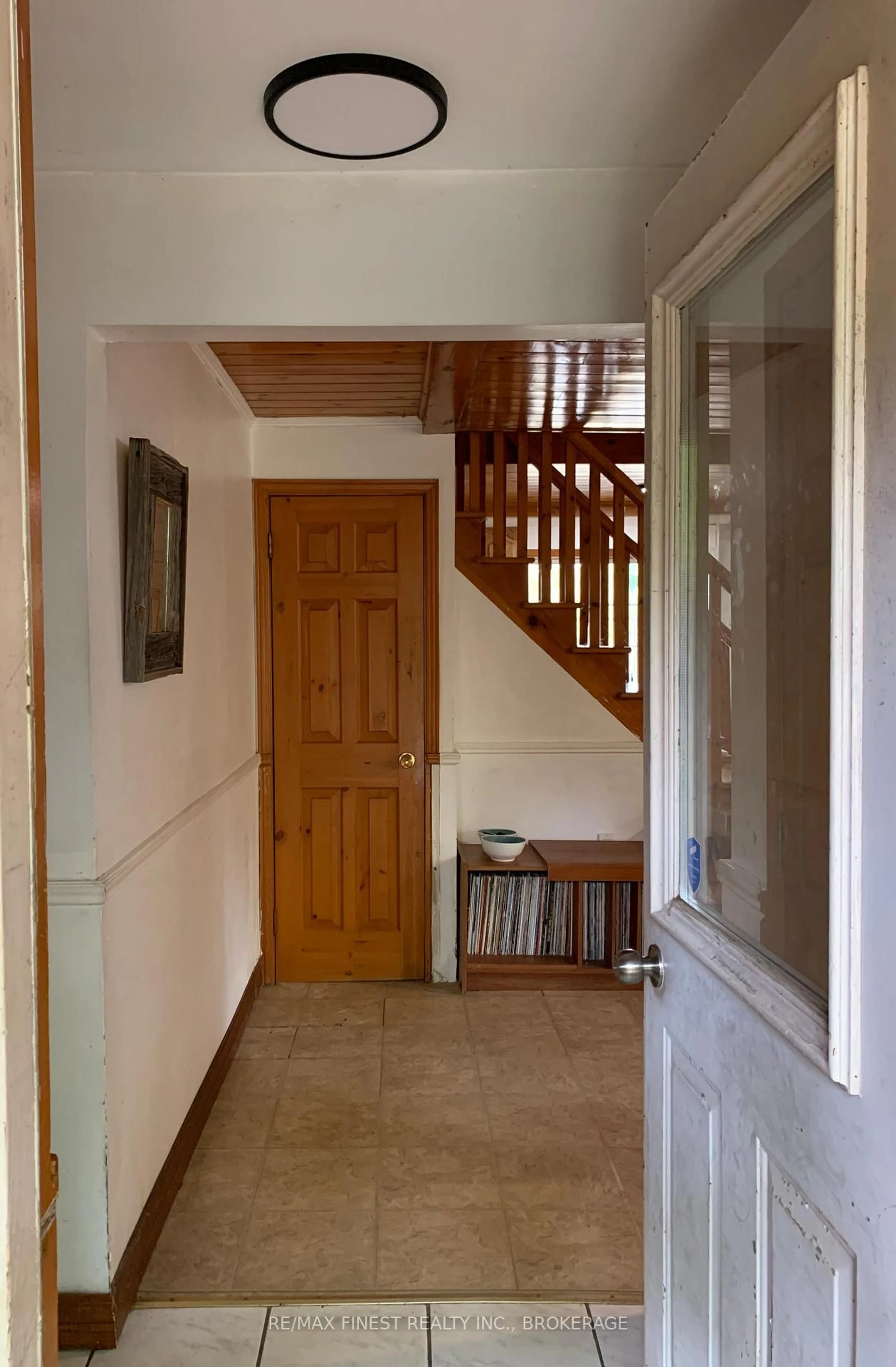Indoor foyer for 6182 Battersea Rd, Inverary Ontario K0H 1X0