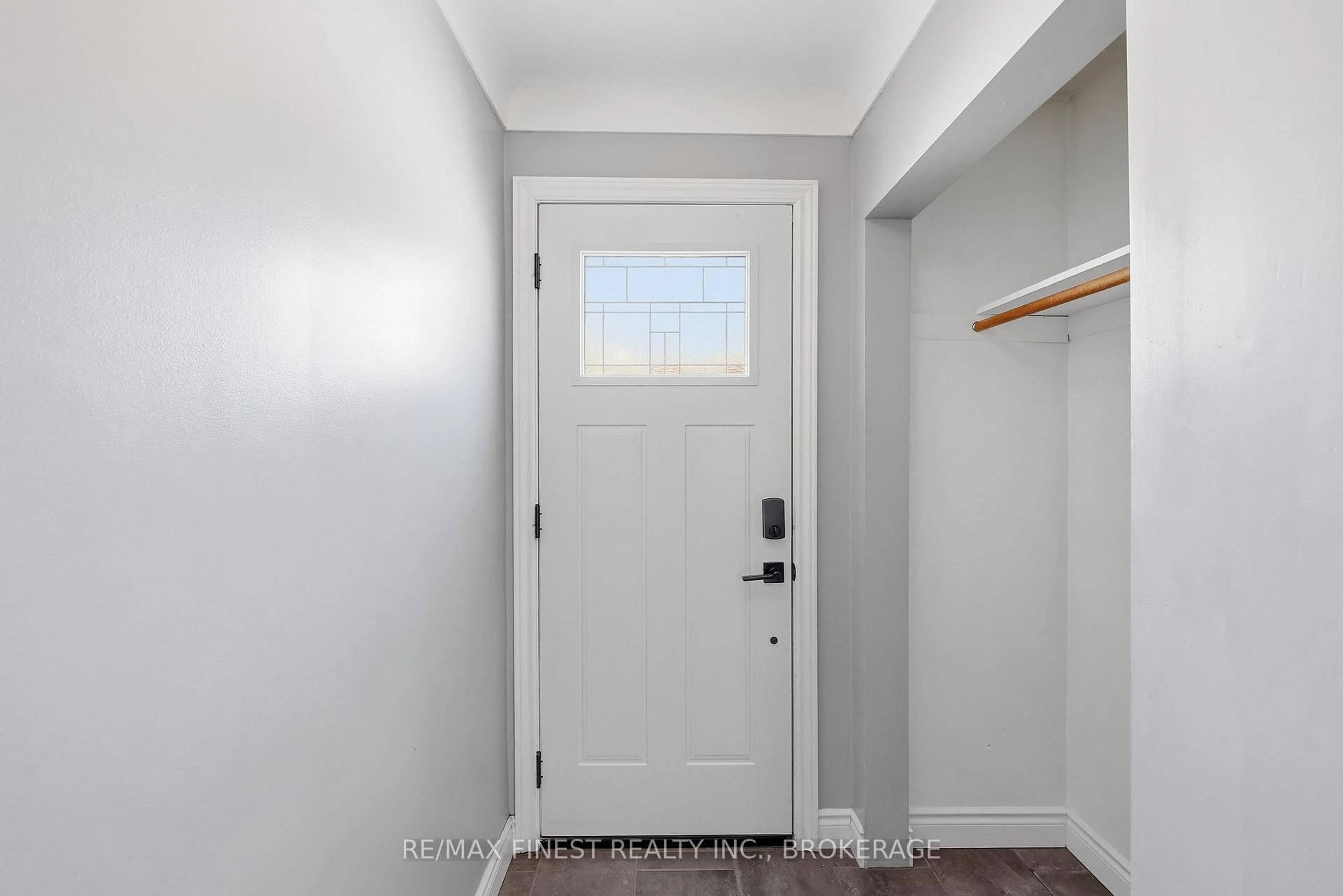 Indoor entryway for 1479 Montreal St, Kingston Ontario K7K 3L8
