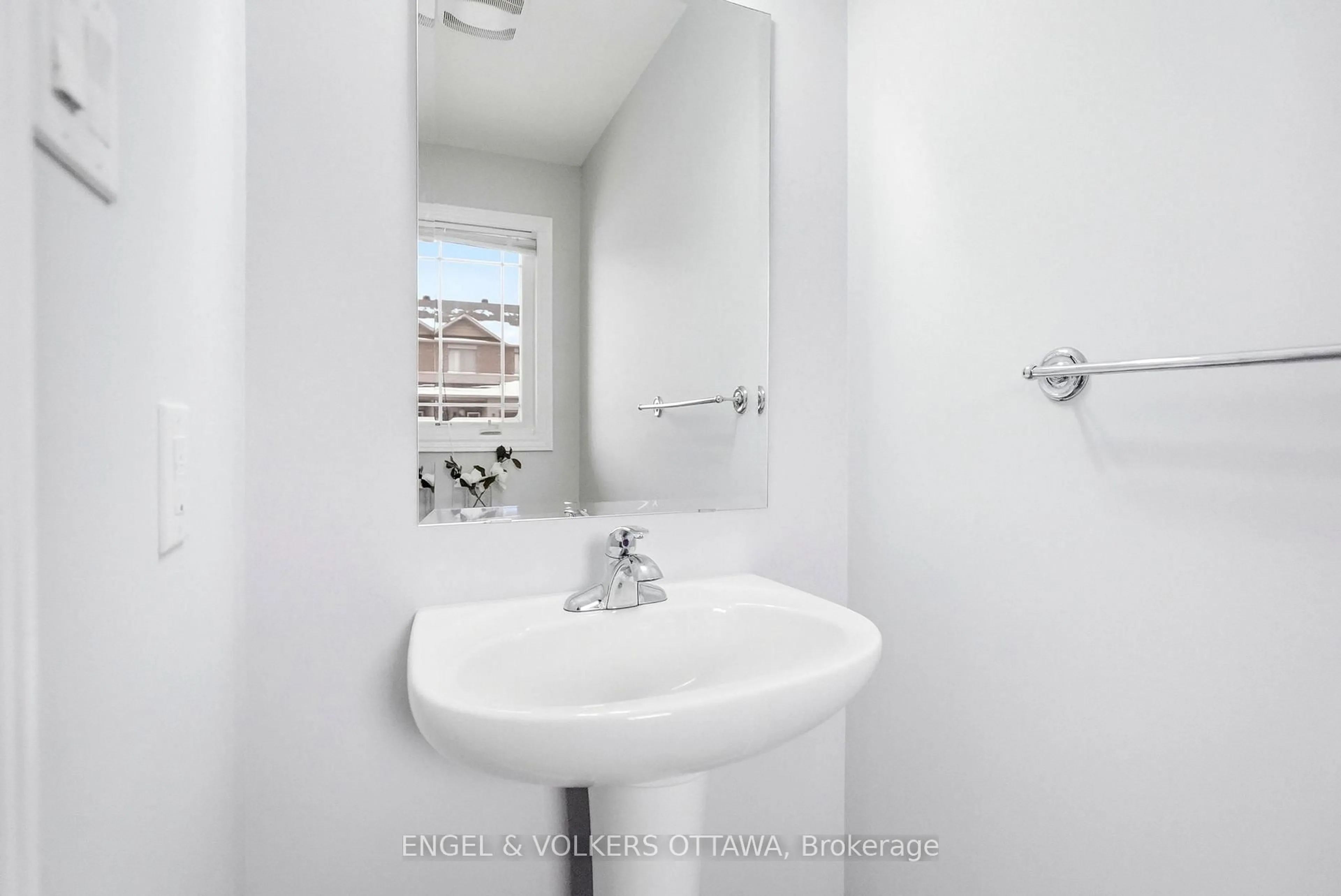 Standard bathroom, floor is not visible for 476 Barrick Hill Rd, Ottawa Ontario K2M 0H8