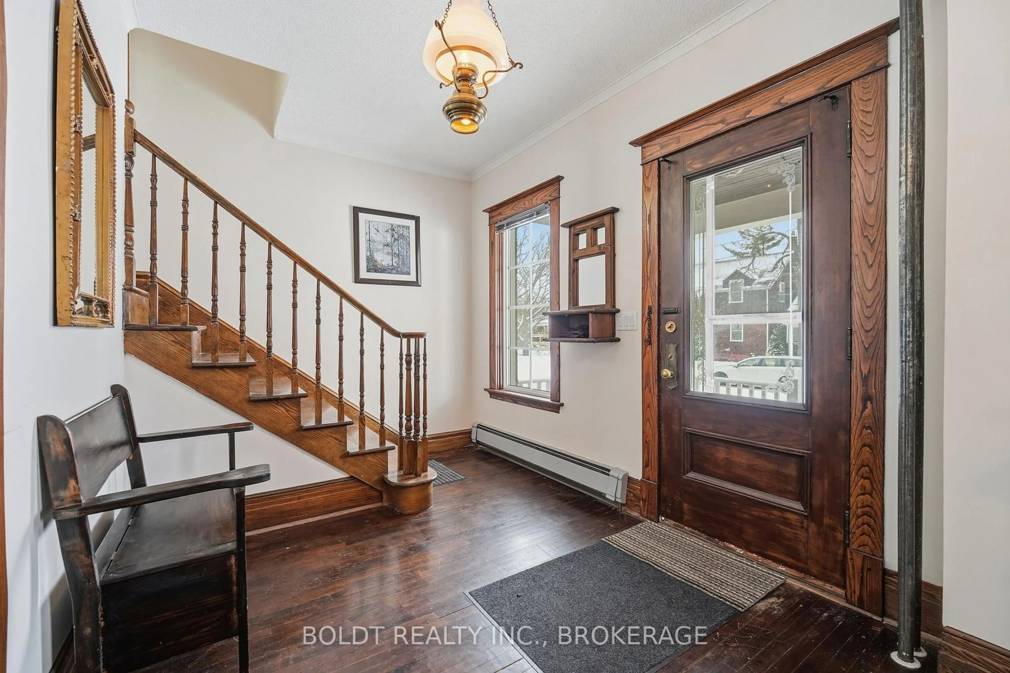 Indoor entryway for 23 Almond St, St. Catharines Ontario L2T 1G1