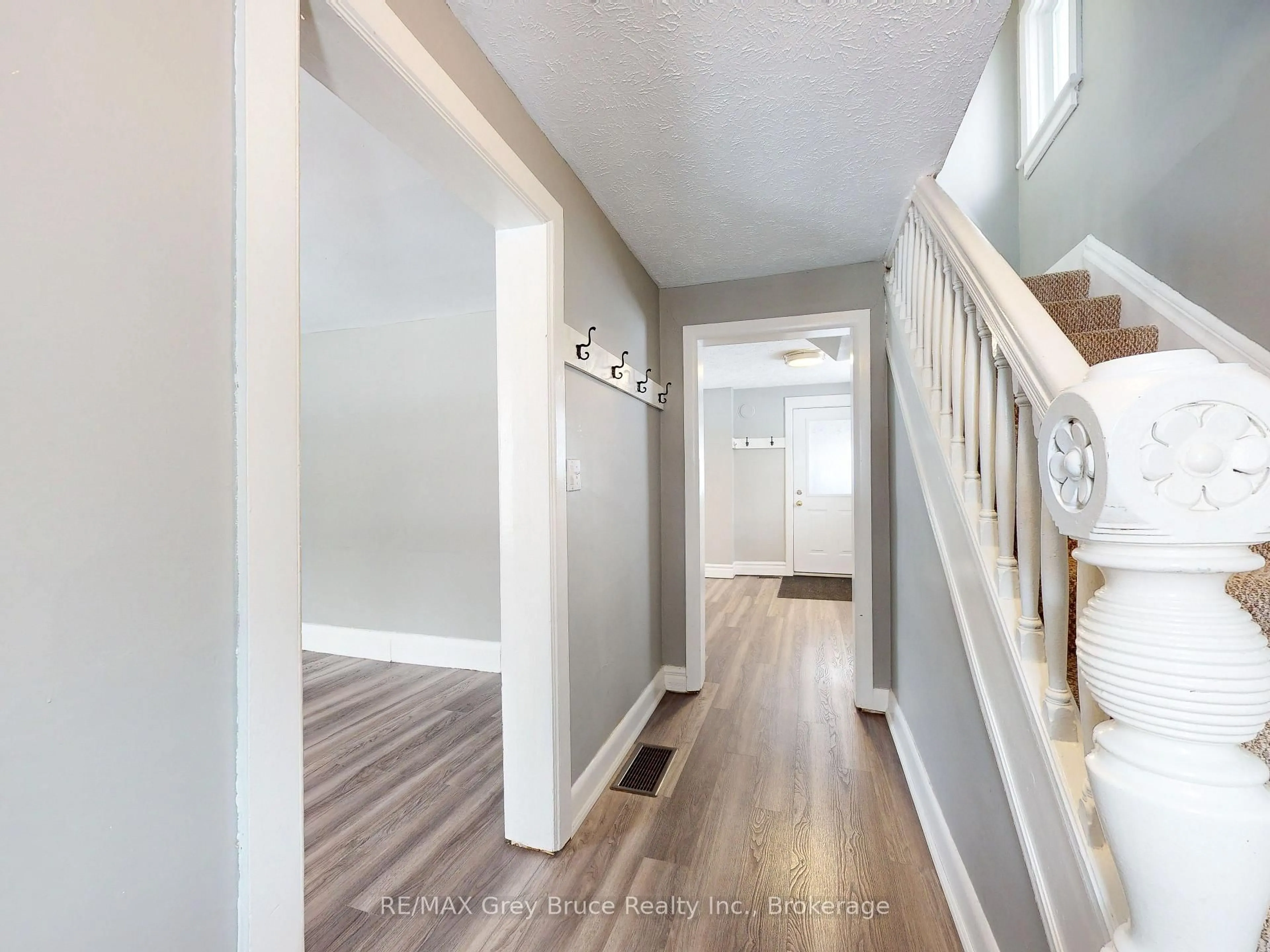Indoor entryway for 690 8th St, Owen Sound Ontario N4K 1L8