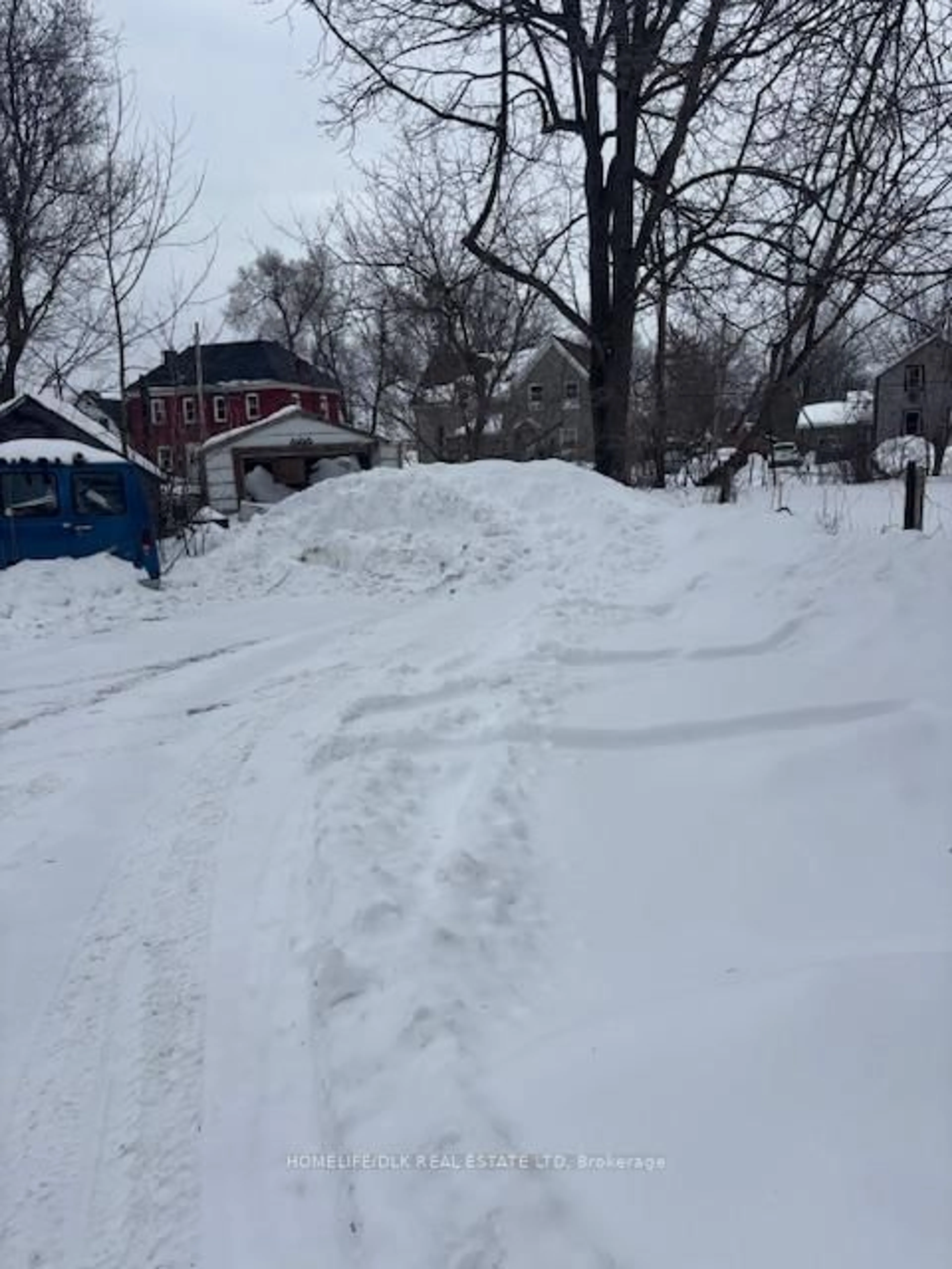 Parking for 25 Montague St, Smiths Falls Ontario K7A 2M2